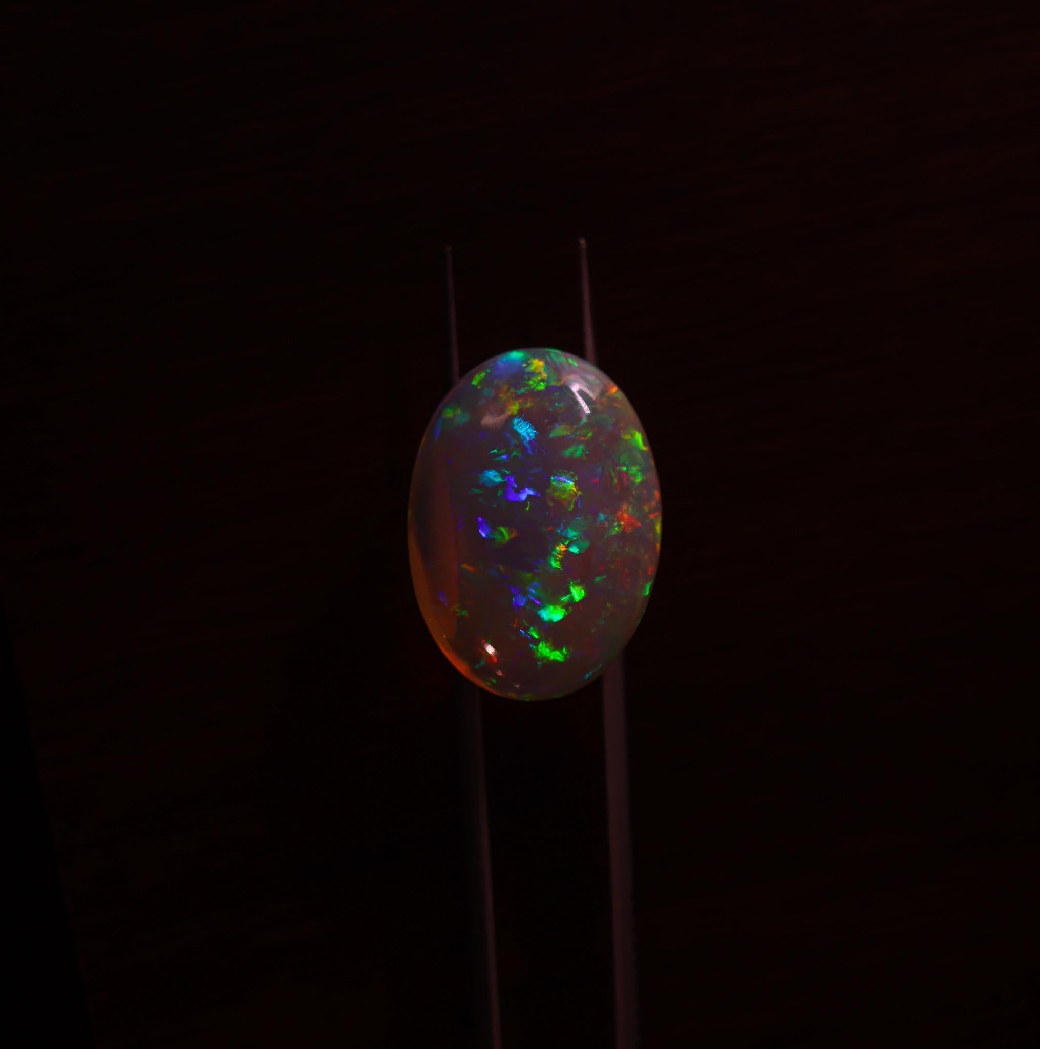 NNJ Designs präsentiert einen losen äthiopischen Opal von 20,27 Karat! Opale sind berühmt für ihre brillanten Farbblitze und atemberaubenden Muster, die oft ein faszinierendes Lichtspiel zeigen, das Edelsteinliebhaber weltweit in seinen Bann zieht.