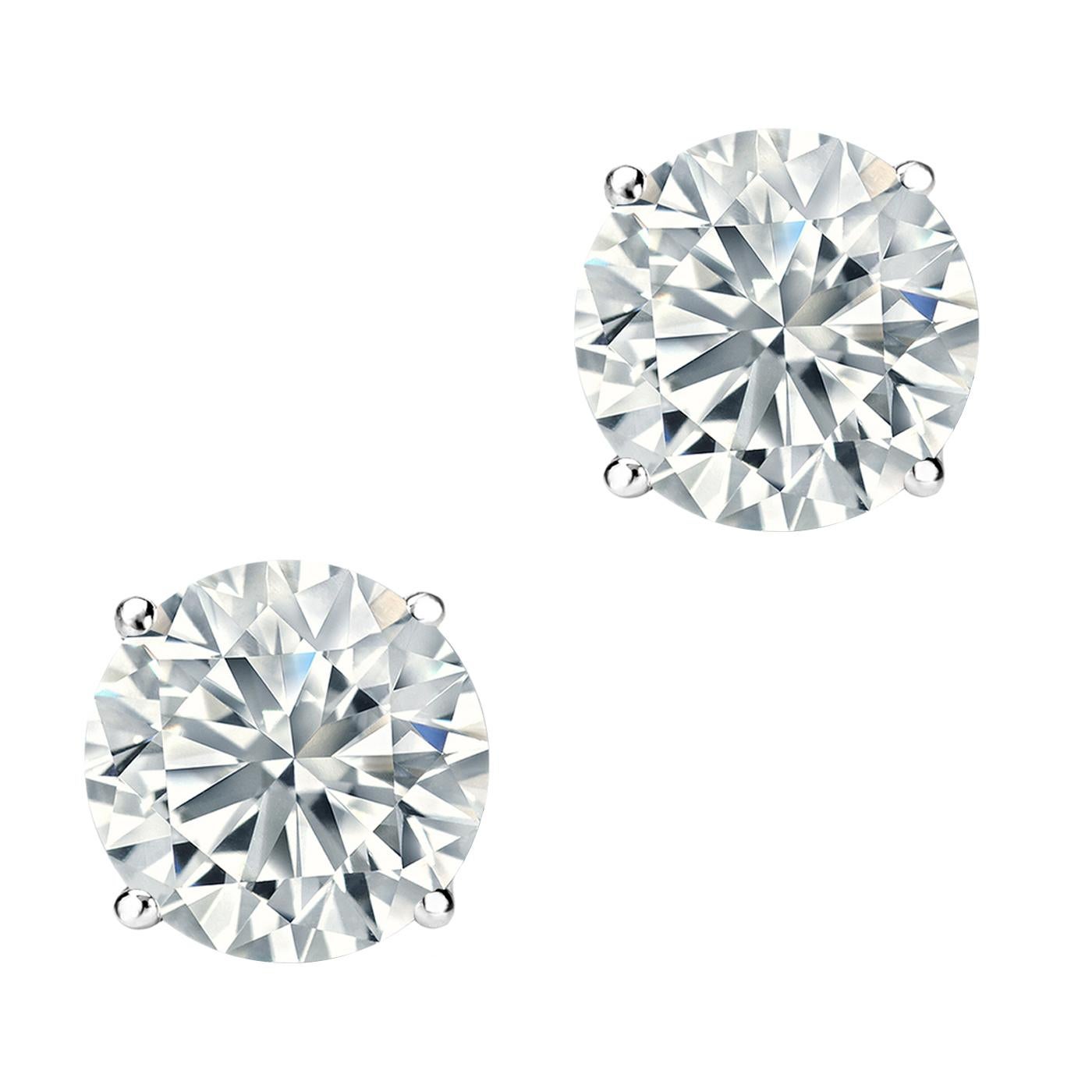 Dies ist ein MUST-HAVE Paar 2,02-Karat-Diamant-Ohrstecker. Funkelnd und elegant Eine schöne 4-Zacken-Fassung im Martini-Stil hält rund geschliffene Diamanten. Alle Diamanten sind natürlich, und es ist ein Ohrring, der zu jeder Gelegenheit und zu