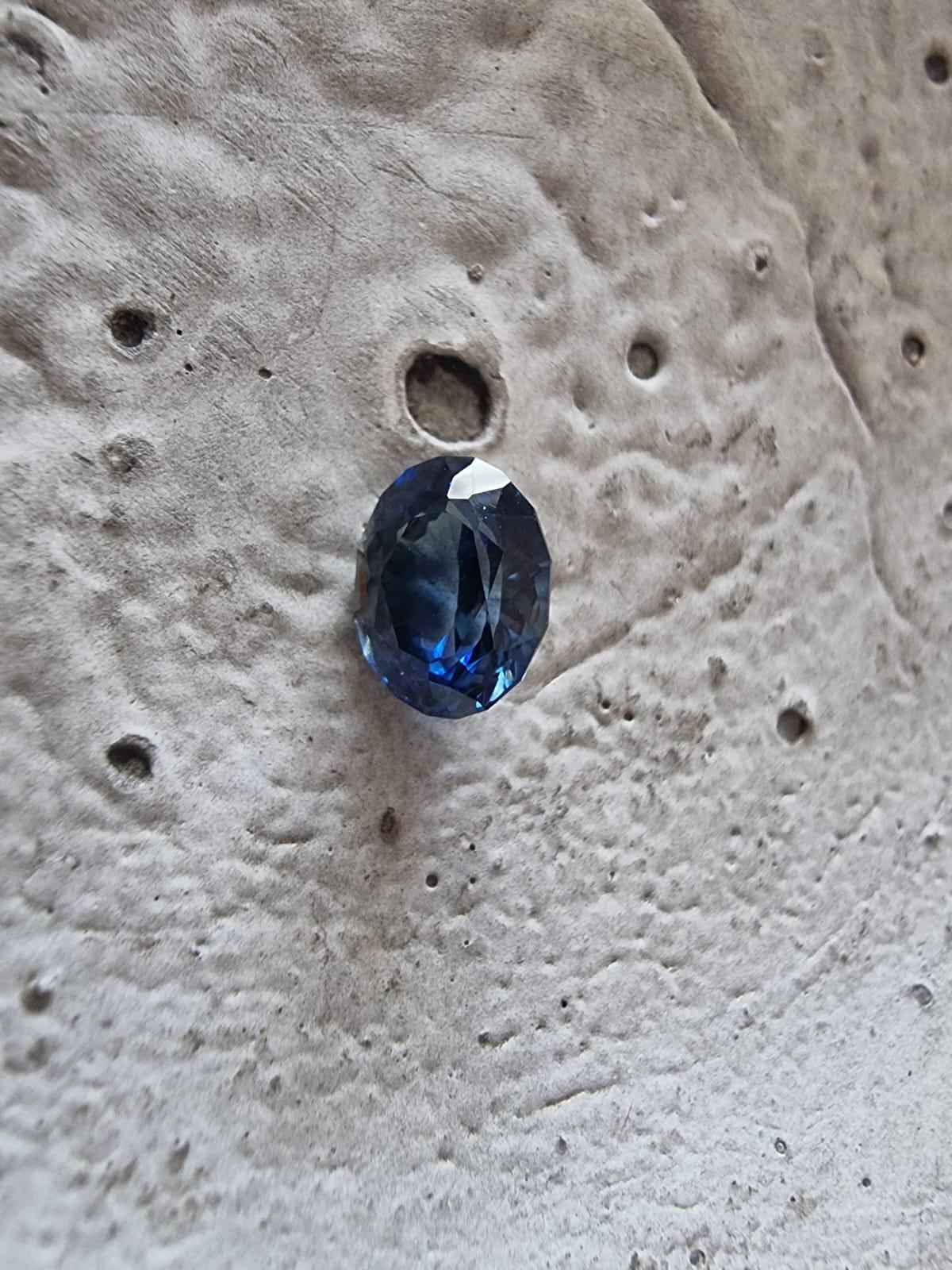 Artisan 2.29ct Oval Natural No Heat Blue Sapphire (Saphir bleu naturel sans chaleur) en vente