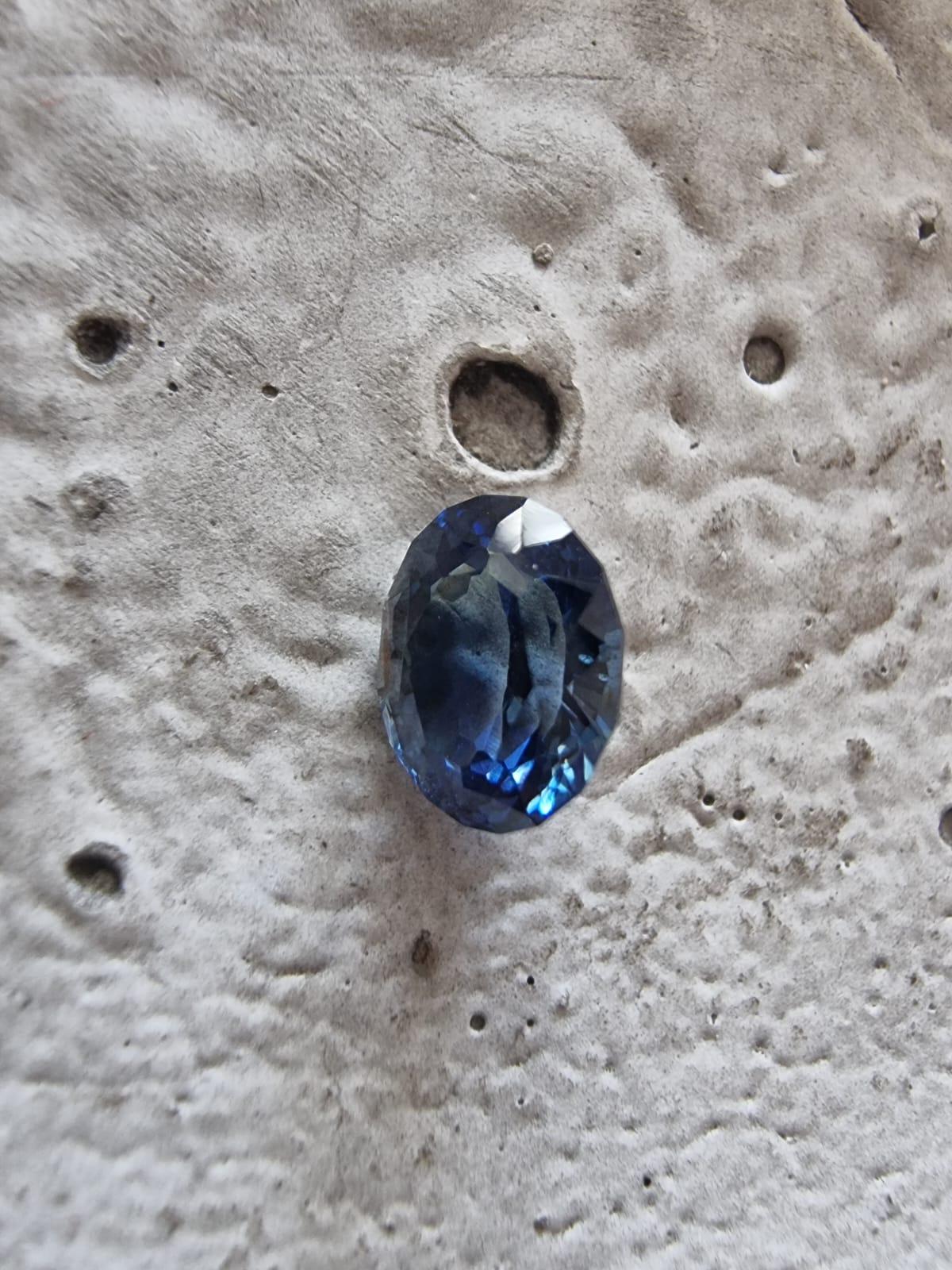 Rehaussez votre style avec notre saphir bleu ovale de 2.29 carats. Fabriquée à partir de saphir naturel, cette pierre précieuse dégage une élégance intemporelle et une allure captivante. Qu'il s'agisse d'une bague de fiançailles ou d'une pièce