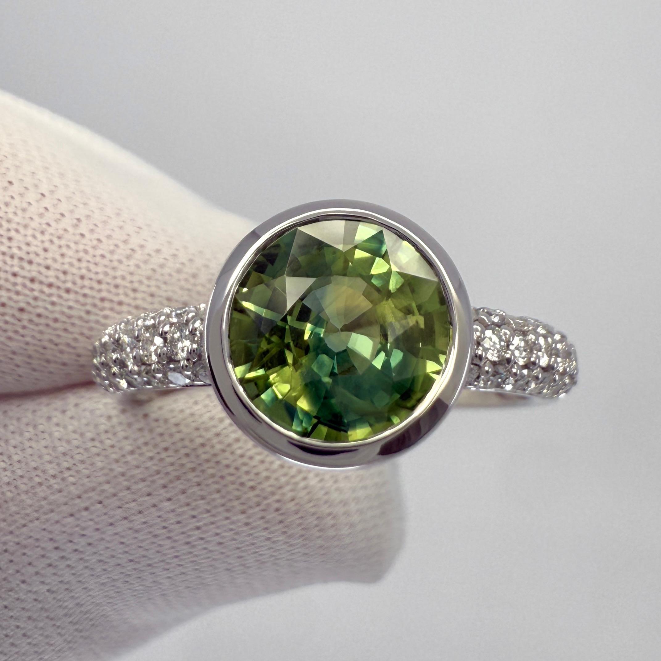 Einzigartiger zweifarbiger australischer Saphir und Diamant 18k Weißgold Halo Ring. 2,02 Karat gesamt.

Dieser wunderschöne Ring besteht aus einem 1,82 ct großen natürlichen Saphir mit einem atemberaubenden grün-gelben Zweifarbeneffekt.