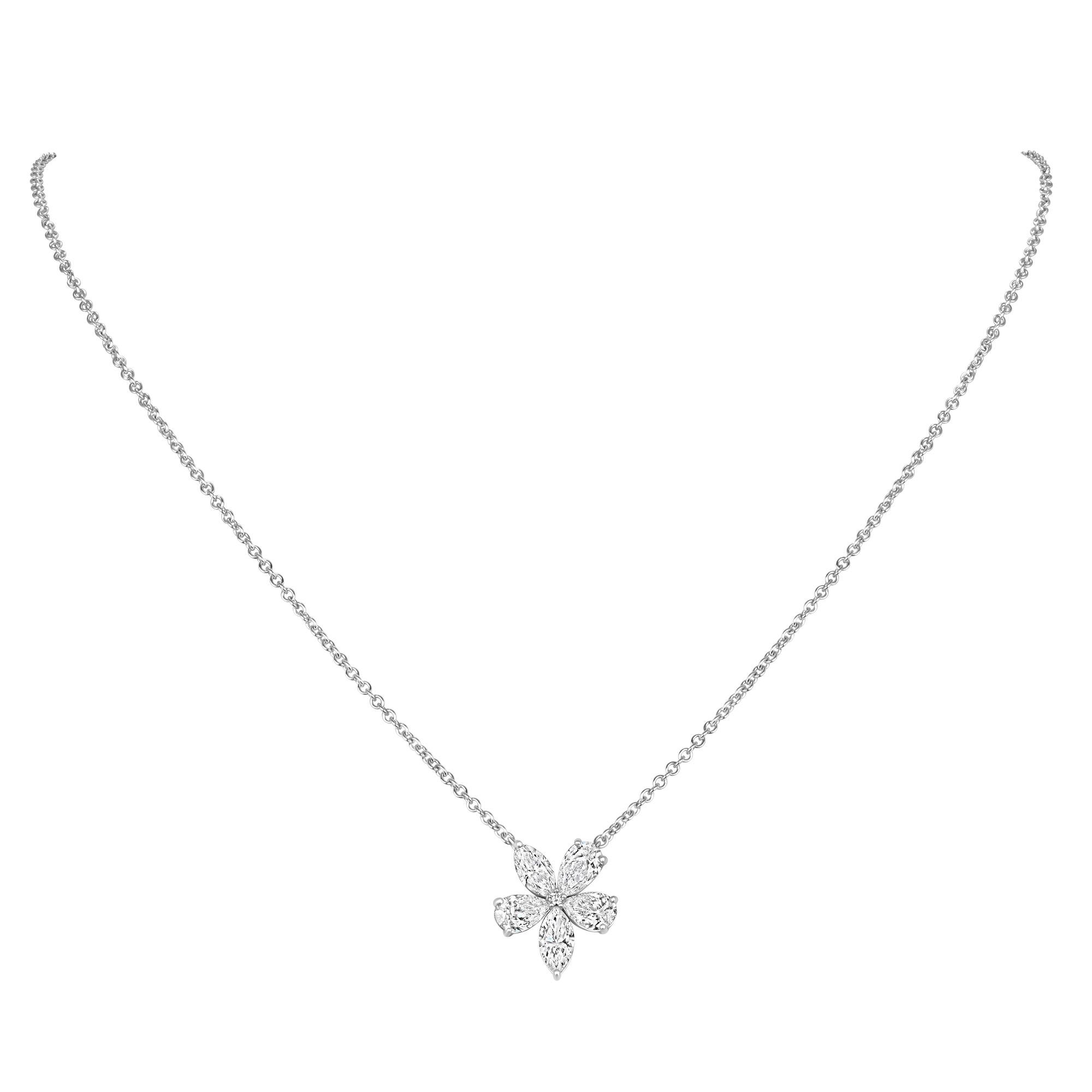 Questo pendente con diamante in oro bianco 14K ha due diamanti a forma di marquise e tre diamanti a forma di pera in F-G  colore,  Purezza VS2 e peso totale di 2,02 carati  
