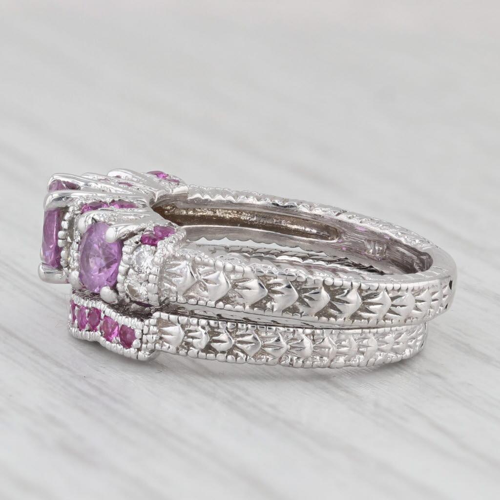 Ensemble bague de fiançailles et alliance en or blanc 14 carats sertie d'un saphir rose 2,02 carats et de diamants en vente 5