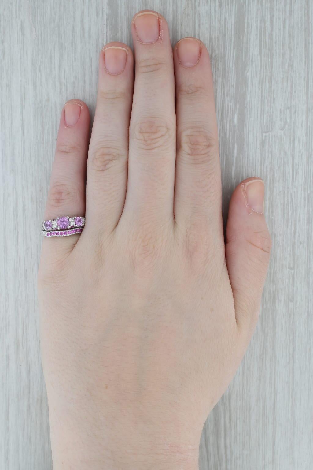Informations sur les pierres précieuses : Diamants et saphirs naturels - 2,02 carats au total
- Engagement -
Saphirs
Total des carats - 1.68ctw
Taille - Brilliante ronde
Couleur - Rose foncé
Traitement - Chauffé

Diamants
Total des carats -