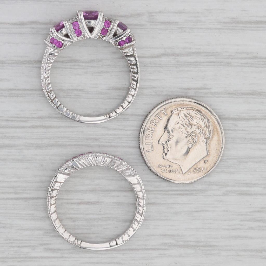 Taille ronde Ensemble bague de fiançailles et alliance en or blanc 14 carats sertie d'un saphir rose 2,02 carats et de diamants en vente