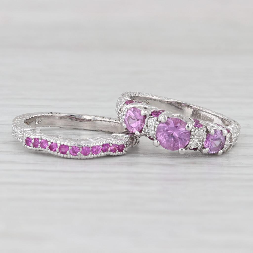 Ensemble bague de fiançailles et alliance en or blanc 14 carats sertie d'un saphir rose 2,02 carats et de diamants Bon état - En vente à McLeansville, NC