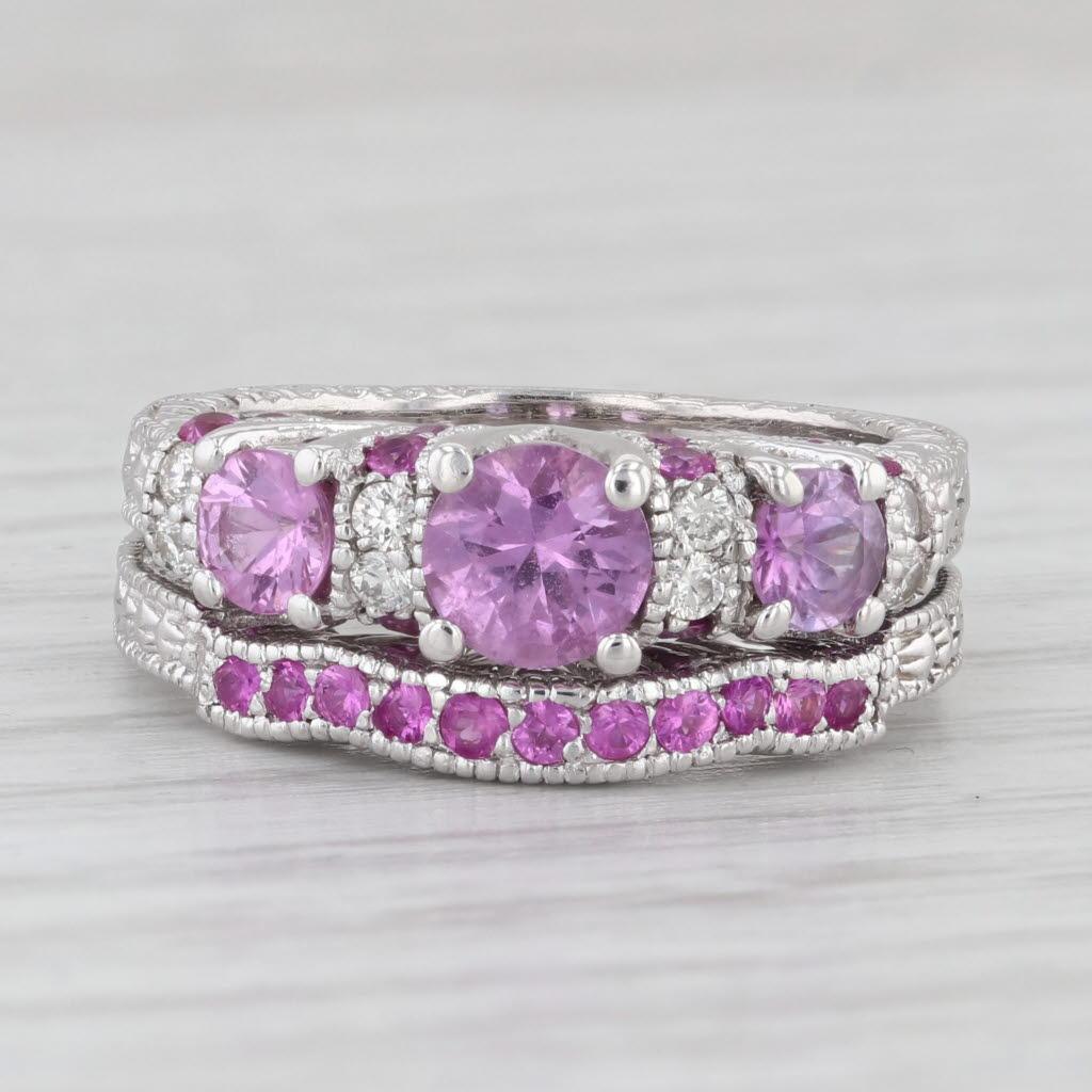 Ensemble bague de fiançailles et alliance en or blanc 14 carats sertie d'un saphir rose 2,02 carats et de diamants en vente 2