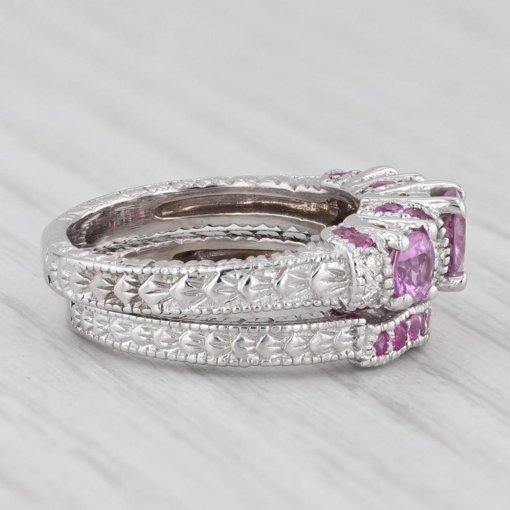 Ensemble bague de fiançailles et alliance en or blanc 14 carats sertie d'un saphir rose 2,02 carats et de diamants en vente 3