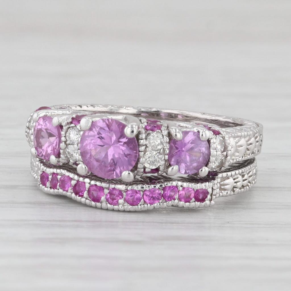 Ensemble bague de fiançailles et alliance en or blanc 14 carats sertie d'un saphir rose 2,02 carats et de diamants en vente 4