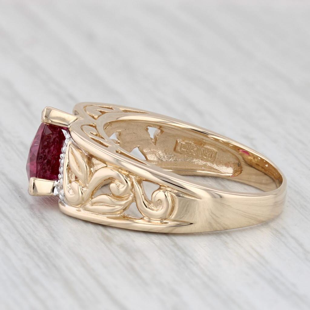 Informationen zu Edelsteinen:
- Natürlicher Rubellit Turmalin -
Karat - 1.95ct
Schnitt - Trillion Rose 
Farbe - Rot

- Natürliche Diamanten -
Karat gesamt - 0,07ctw
Schliff - Rundbrillant
Farbe - G - H
Reinheit - SI1 - SI2

Metall: 14k