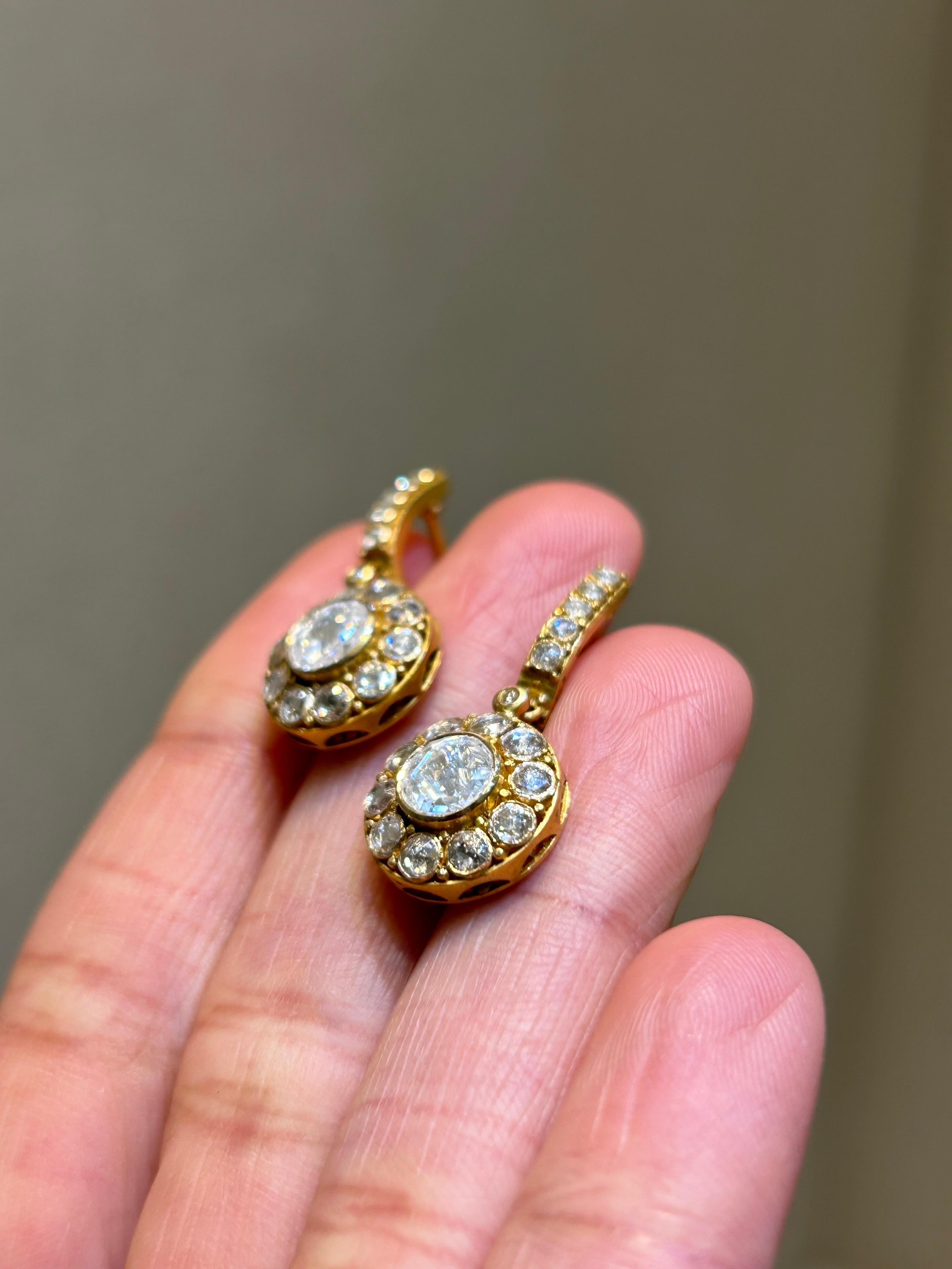 Boucles d'oreilles pendantes en or jaune 18 carats de 2,03 carats de diamant au total, d'aspect antique. Le diamant central de taille rose pèse 1,11 carat (environ 0,55 carat chacun), entouré de diamants de taille rose de plus petite taille. Ces