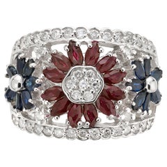 Bague fleur en or blanc avec diamants, saphirs et rubis de 2,03 carats