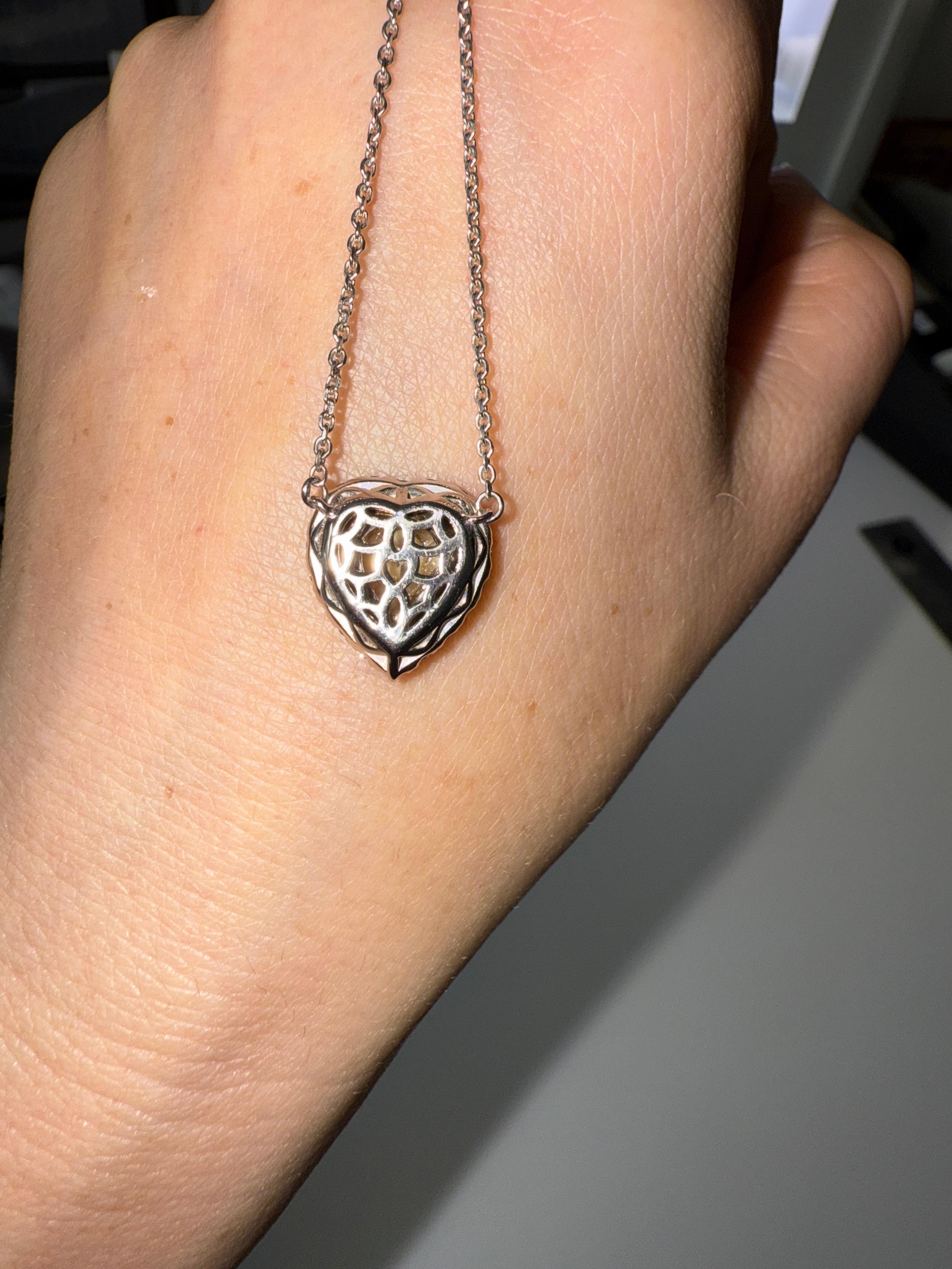 Collier pendentif en forme de cœur avec diamant jaune de 2,03 carats en vente 4