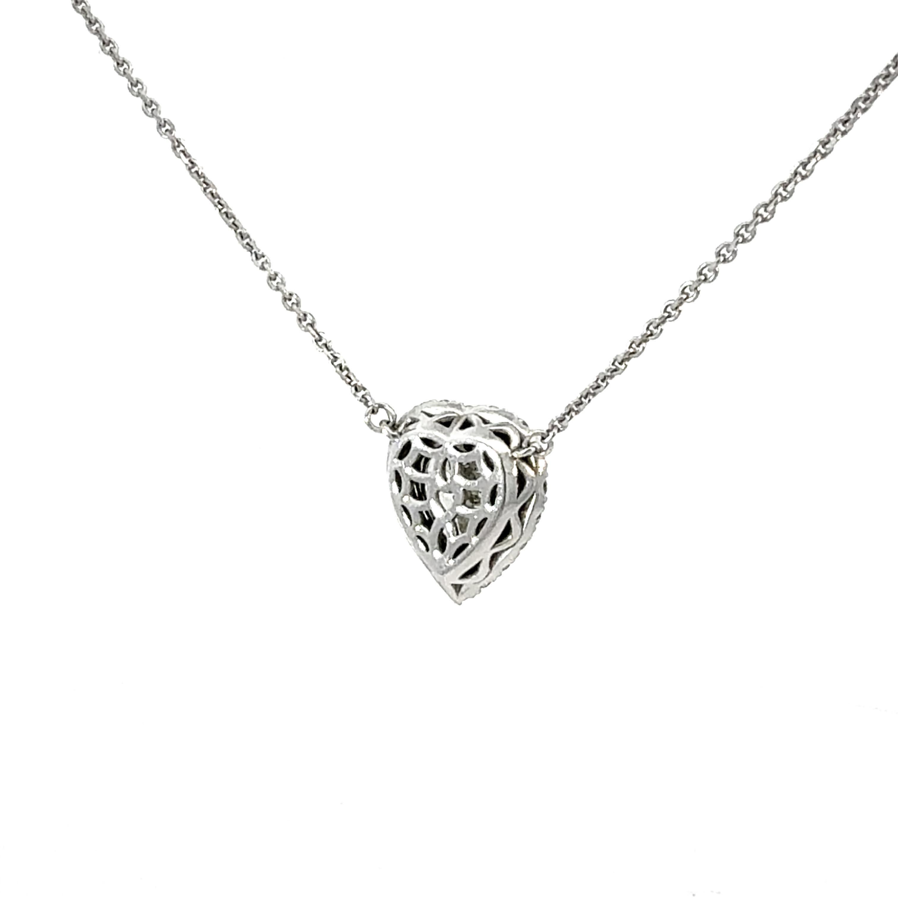 Ce collier pendentif en diamant jaune en forme de cœur présente un diamant jaune en forme de cœur de 2,03 carats, de pureté I1, rayonnant d'une chaude teinte dorée qui captive le regard. Serti dans une monture en or blanc 18k finement ouvragée, le