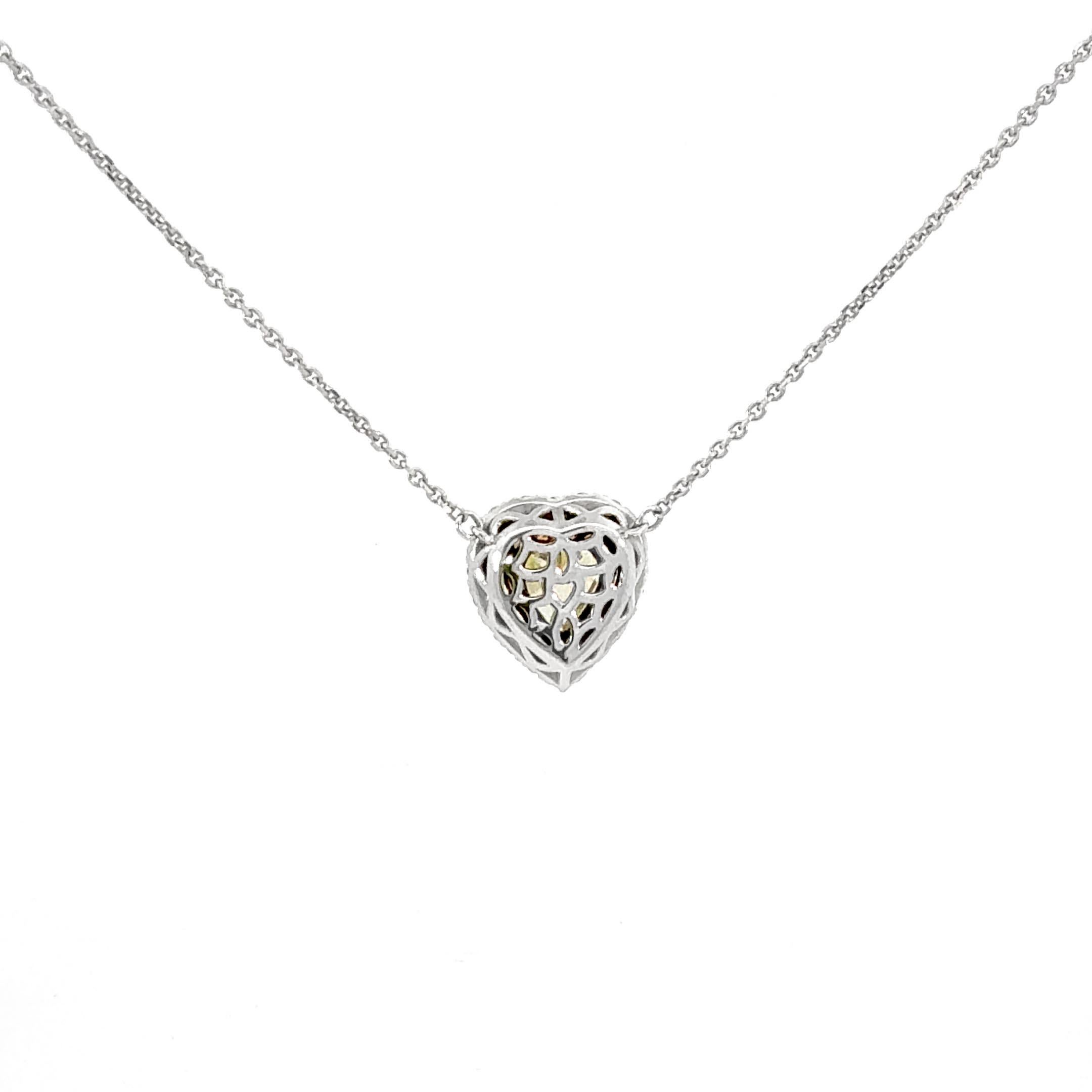 Collier pendentif en forme de cœur avec diamant jaune de 2,03 carats en vente 2