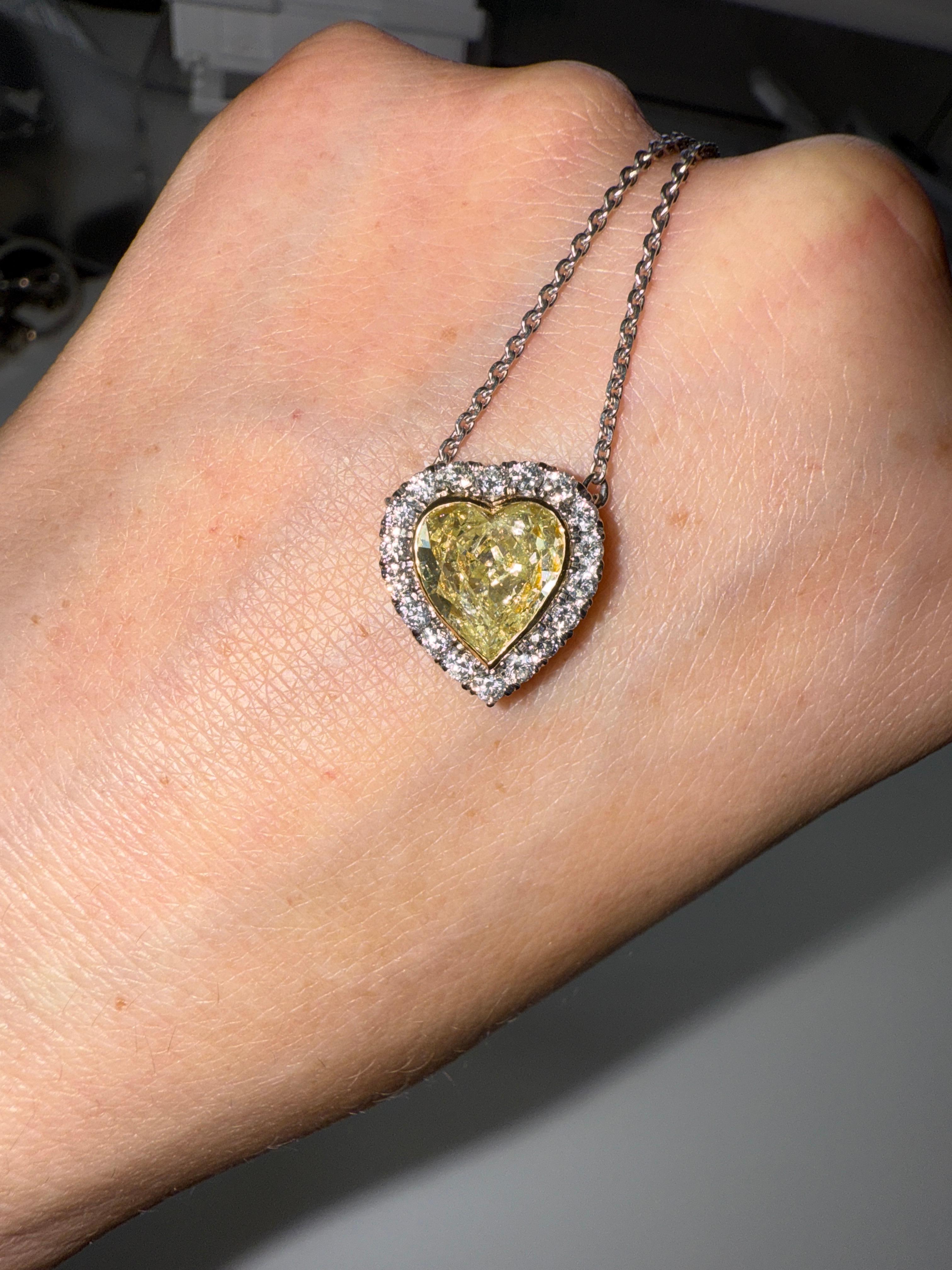 Collier pendentif en forme de cœur avec diamant jaune de 2,03 carats en vente 3