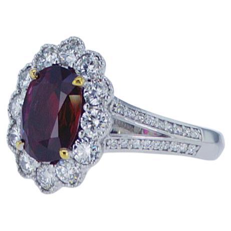 Bague en rubis thaïlandais ovale 2,03 carats avec diamants (1,08 carat TW) en or 18 carats WG avec palladium en vente