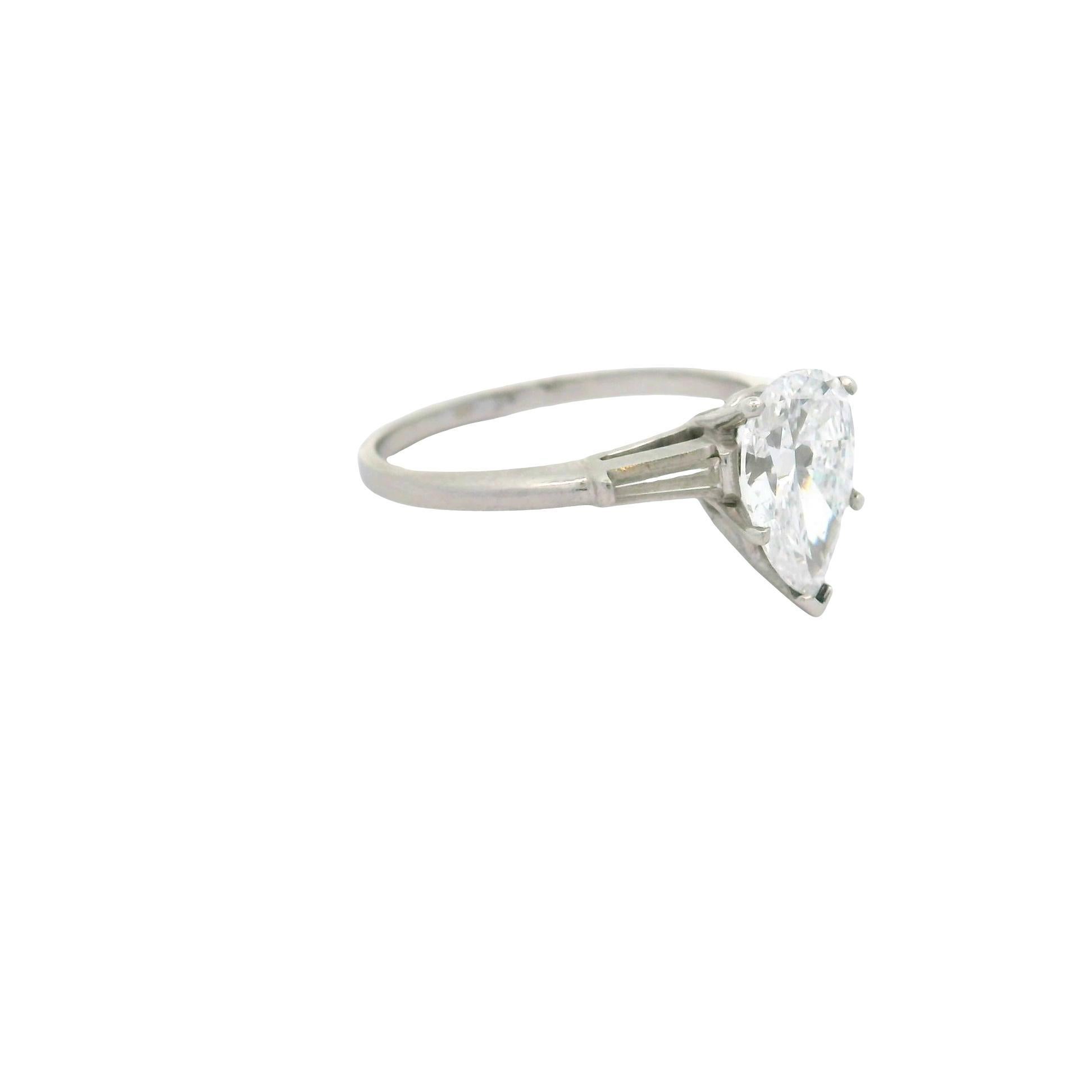 Taglio a goccia Anello di fidanzamento in platino con diamante a forma di pera da 2,03 carati, certificato GIA D-SI1 in vendita