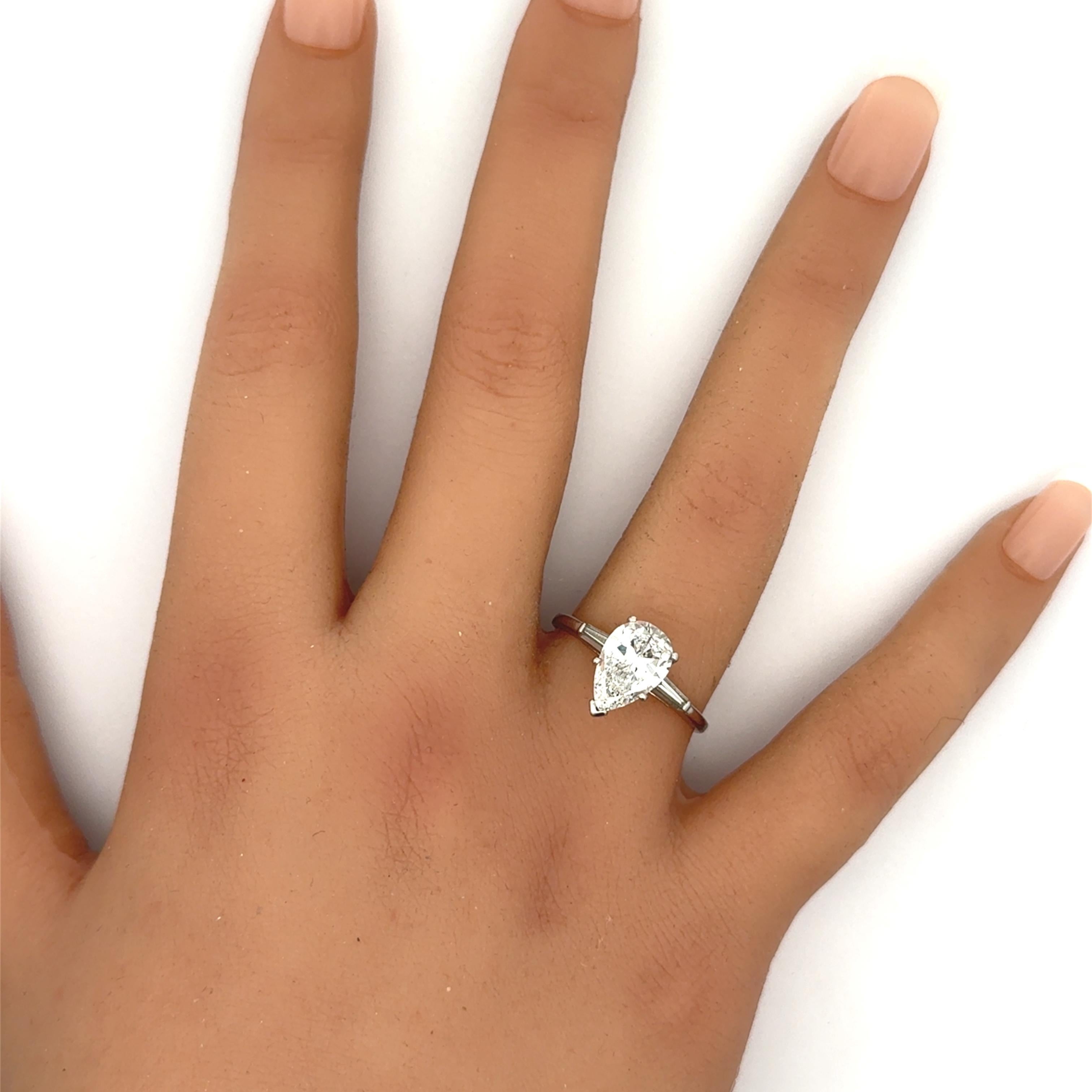 Anello di fidanzamento in platino con diamante a forma di pera da 2,03 carati, certificato GIA D-SI1 in vendita 1