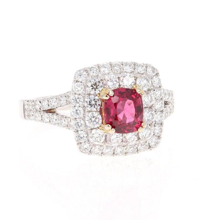 Questo bellissimo anello ha tutte le caratteristiche per essere uno splendido anello di fidanzamento/sposa! 

Il magnifico Spinello con taglio a cuscino pesa 0,91 carati e misura 6 mm x 5 mm.  Intorno allo spinello ci sono 64 diamanti di taglio