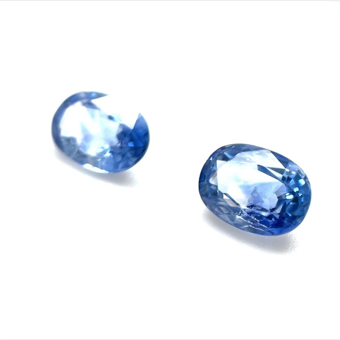 2,03 Karat blaue Saphire, insgesamt  Paar ungefasste ovale Edelsteine für Ohrringe (Ovalschliff) im Angebot