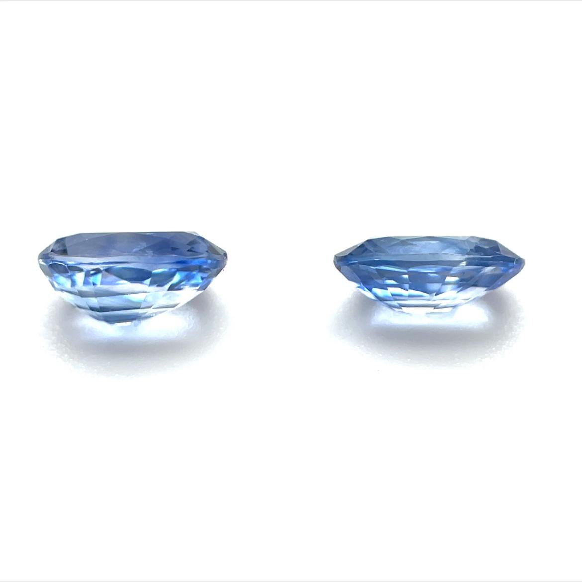 2,03 Karat blaue Saphire, insgesamt  Paar ungefasste ovale Edelsteine für Ohrringe im Zustand „Neu“ im Angebot in Los Angeles, CA