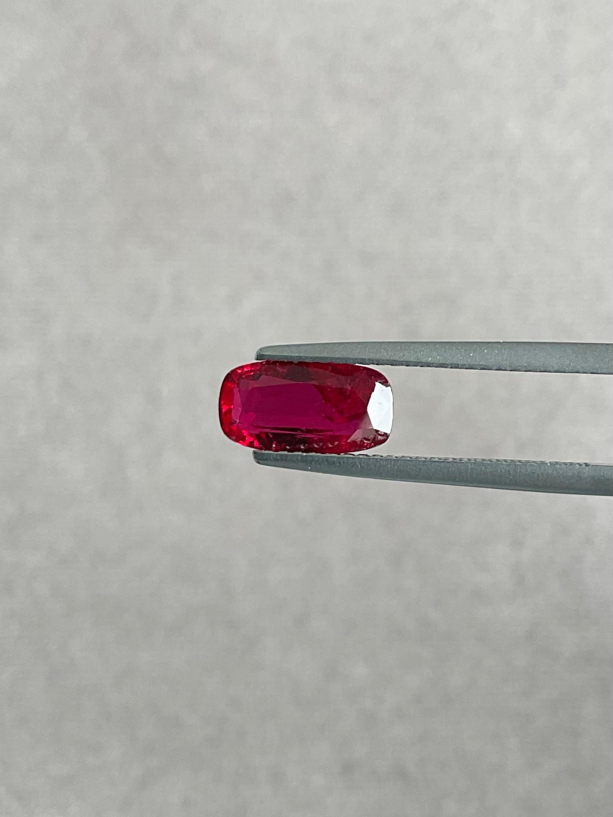 Moderno Rubino del Mozambico non riscaldato da 2,03 carati di provenienza etica in vendita