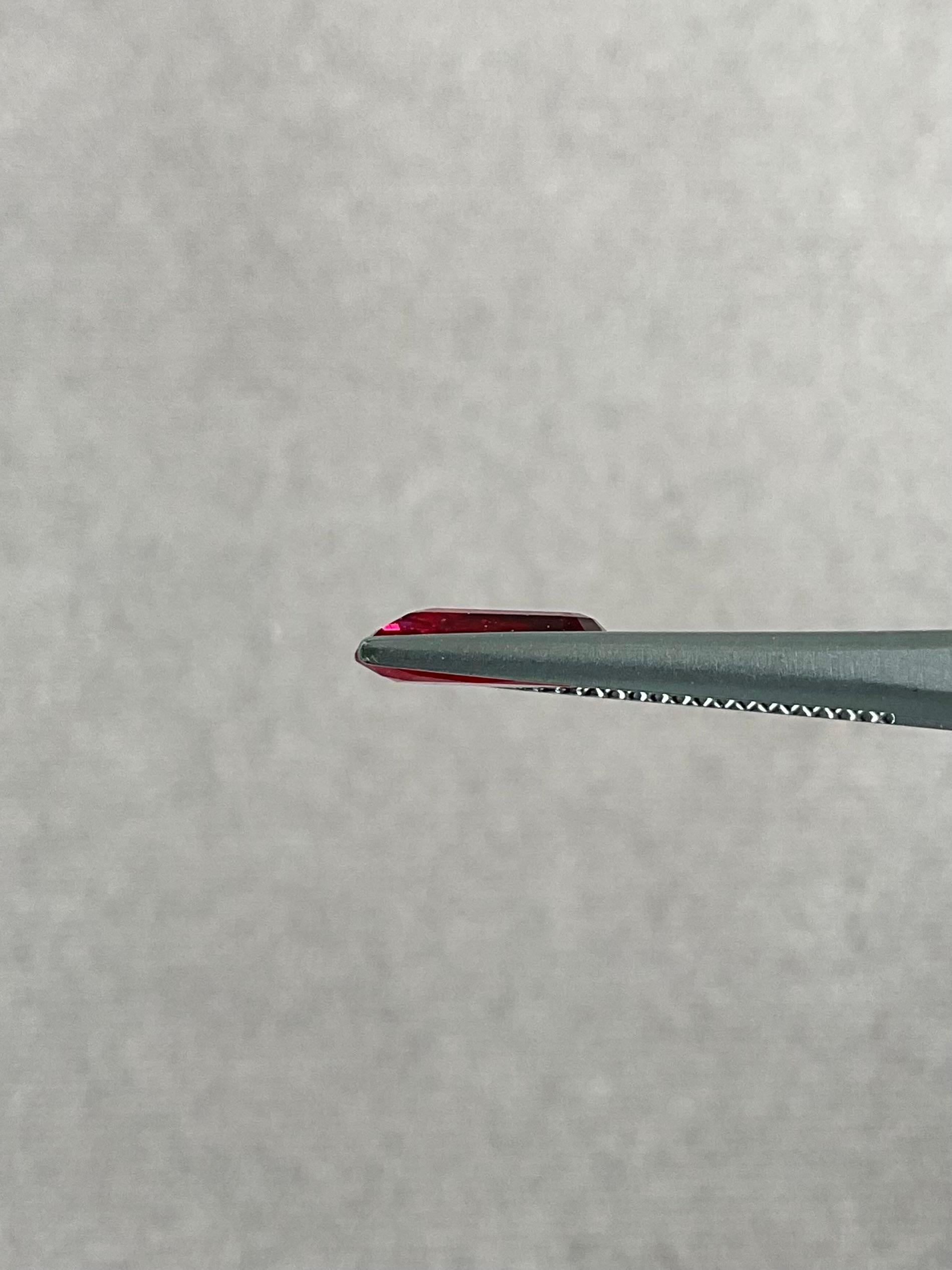 Rubino del Mozambico non riscaldato da 2,03 carati di provenienza etica In condizioni Nuovo in vendita a Khet Bang Rak, 10