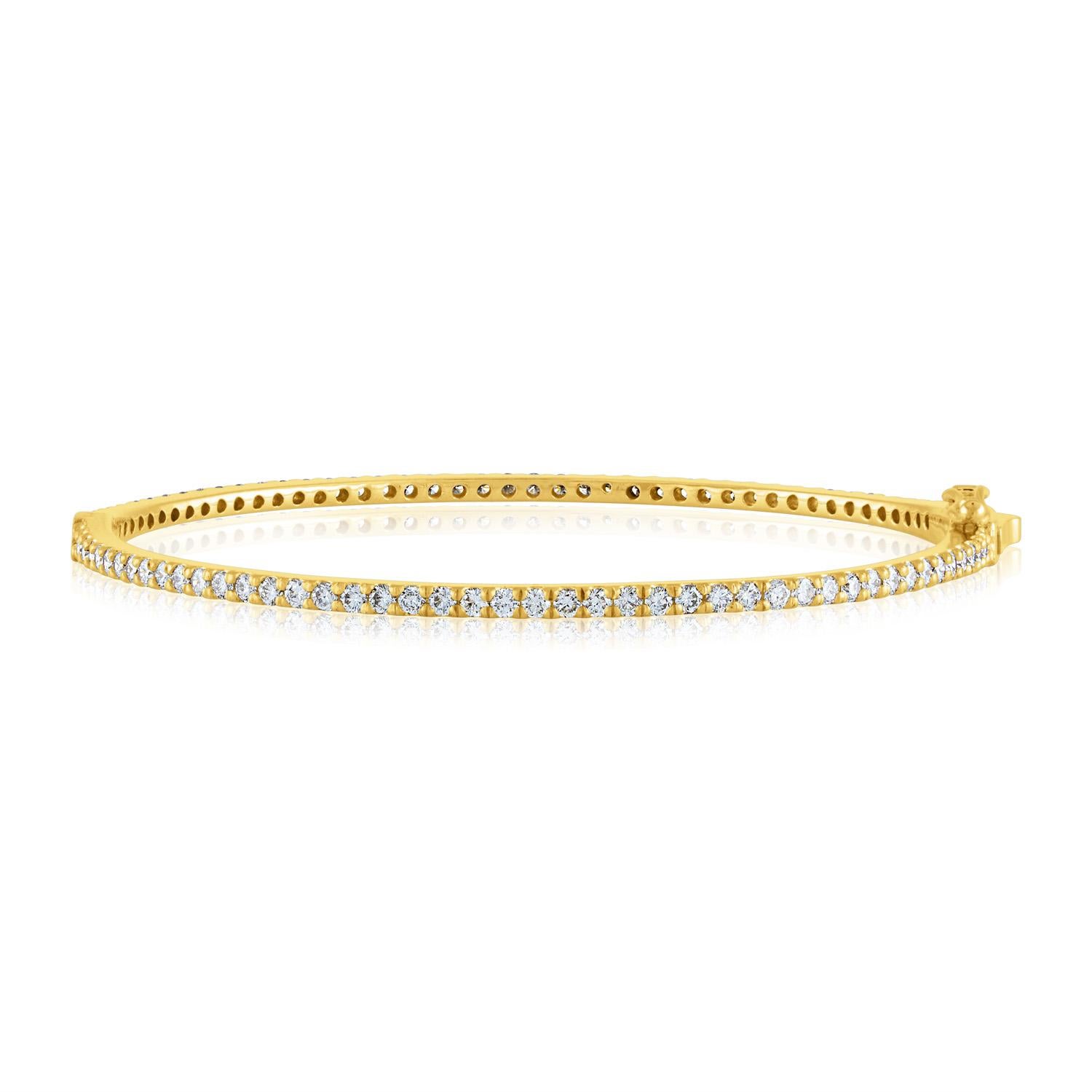 Bracelet en or avec diamants tout autour
Le bracelet est en or rose et en or jaune 14K
Il y a 2.03 Carats en Diamants F/G VS/SI
Convient aux poignets jusqu'à 6,50 pouces.
Le bracelet pèse 8,7 grammes
Disponible en or rose  ou or jaune
Veuillez