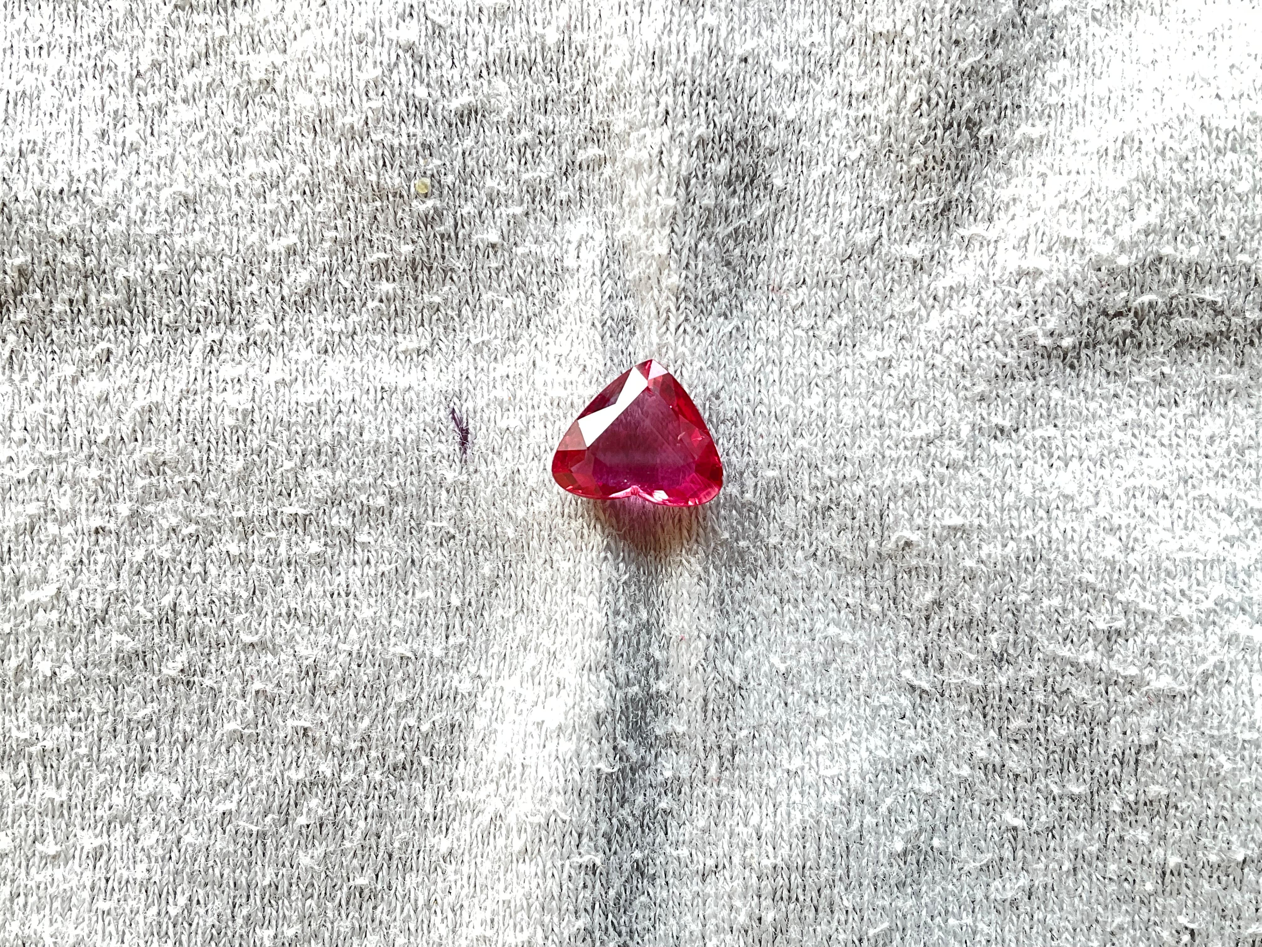 2,03 Karat Orangefarbener roter Rubin Mosambik Hitzefrei Herzschliff Stein Natürlicher Edelstein

Gewicht: 2,03 Karat
Größe: 9x7,5x3 mm
Form: Stein mit Herzschliff
Menge - 1 Stück