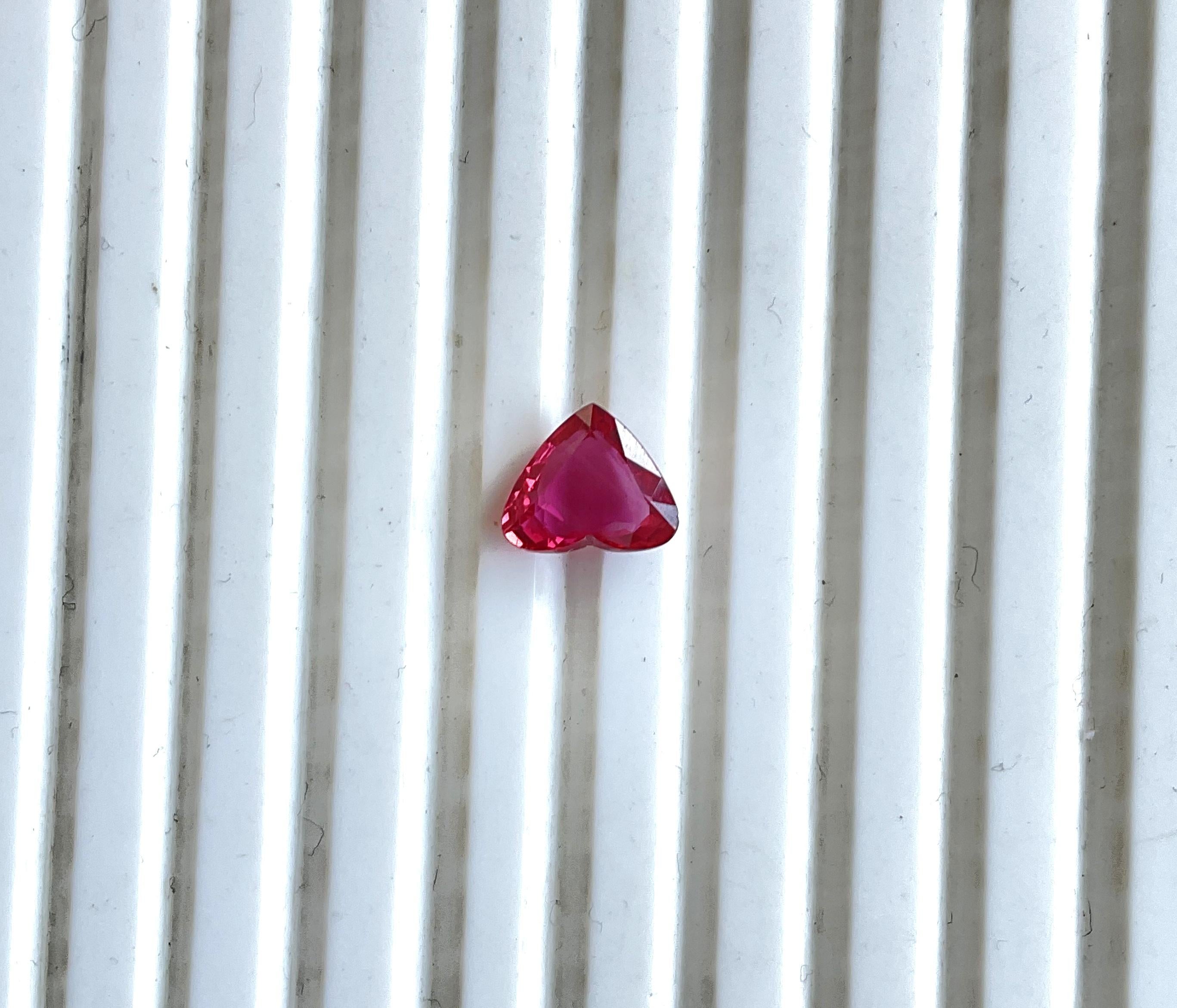 2,03 Karat Orangefarbener roter Rubin Mosambik Hitzefrei Herzschliff Stein Natürlicher Edelstein im Angebot 1