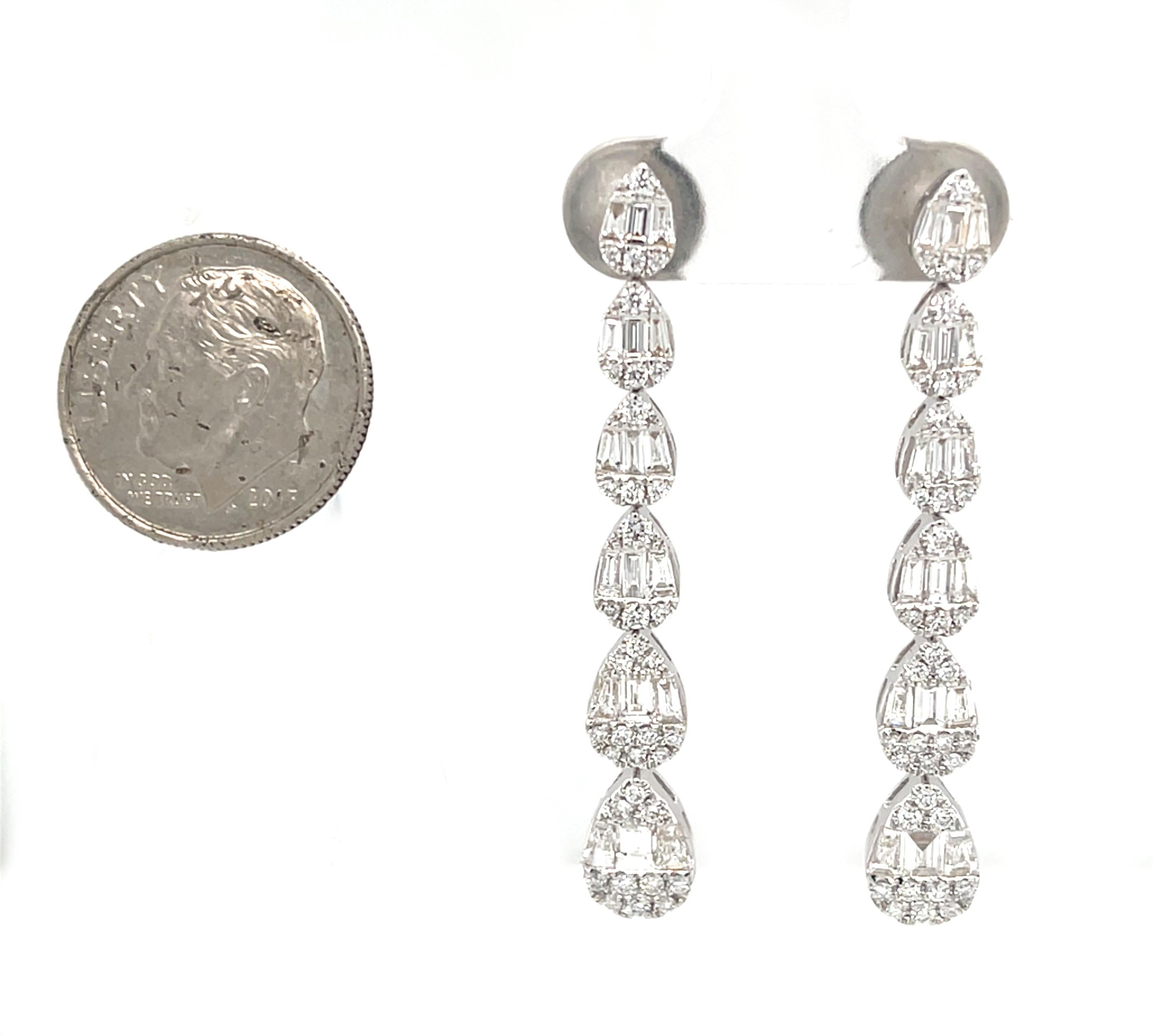 Pendientes Cascada de Diamantes de 2,03 Quilates Totales en Oro Blanco de 18k Corte baguette en venta