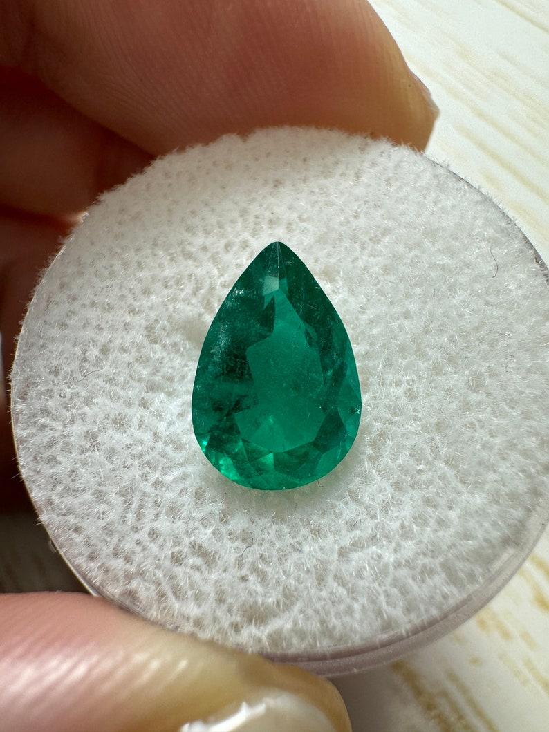 A. Stone: Smeraldo
Peso: 2,03 carati
Forma: Taglio a pera
Chiarezza: Trasparente
Lucentezza: Molto buono
Colore: Deep Greene & Greene
Misure: 11,0 mm x 7,51 mm x 5,01 mm
Origine geografica: Colombia
Trattamento: Naturale, olio

Commenti: A causa