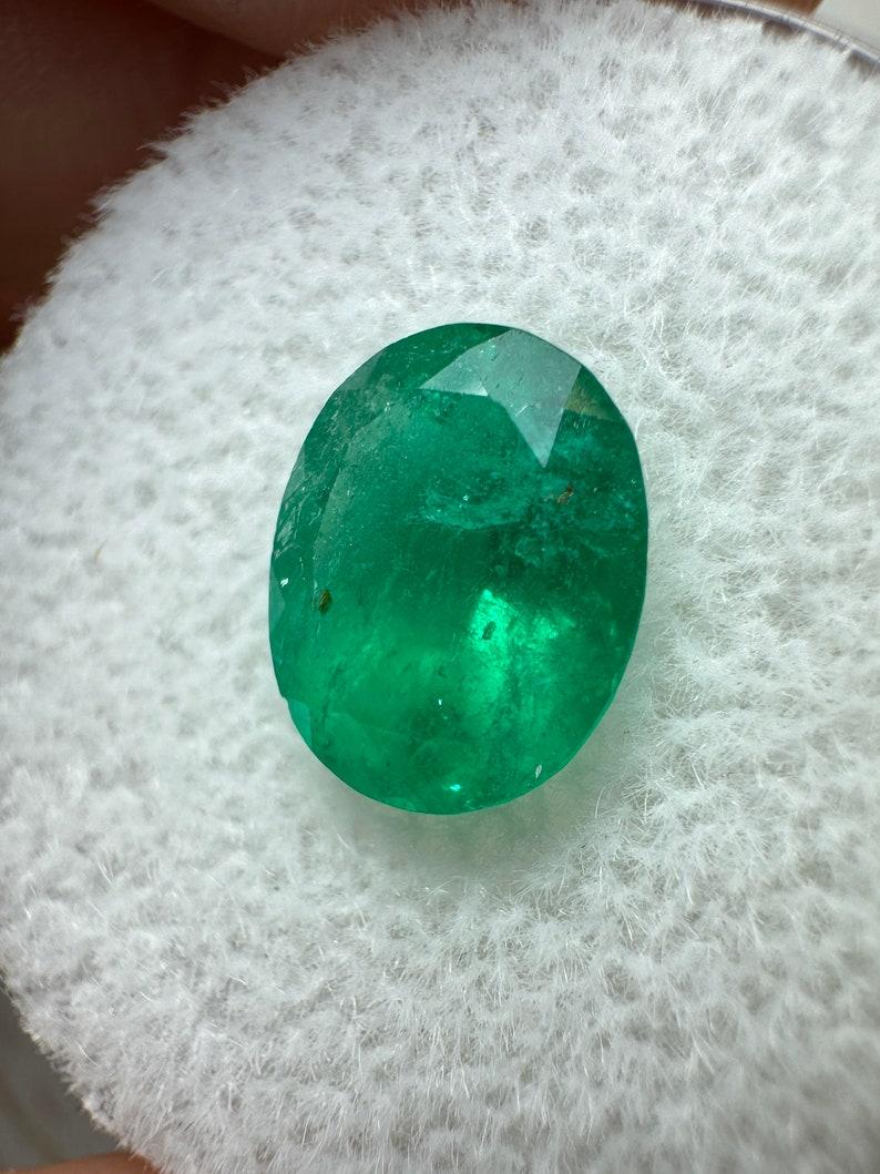 A. Stone: Smeraldo
Peso: 2,03 carati
Forma: Taglio ovale
Chiarezza: Semi-trasparente
Lucentezza: Molto buono
Colore: Verde scuro
Misure: 9,34 mm x 7,71 mm x 5,34 mm
Origine geografica: Colombia
Trattamento: Naturale, oliatura

Commenti: A causa