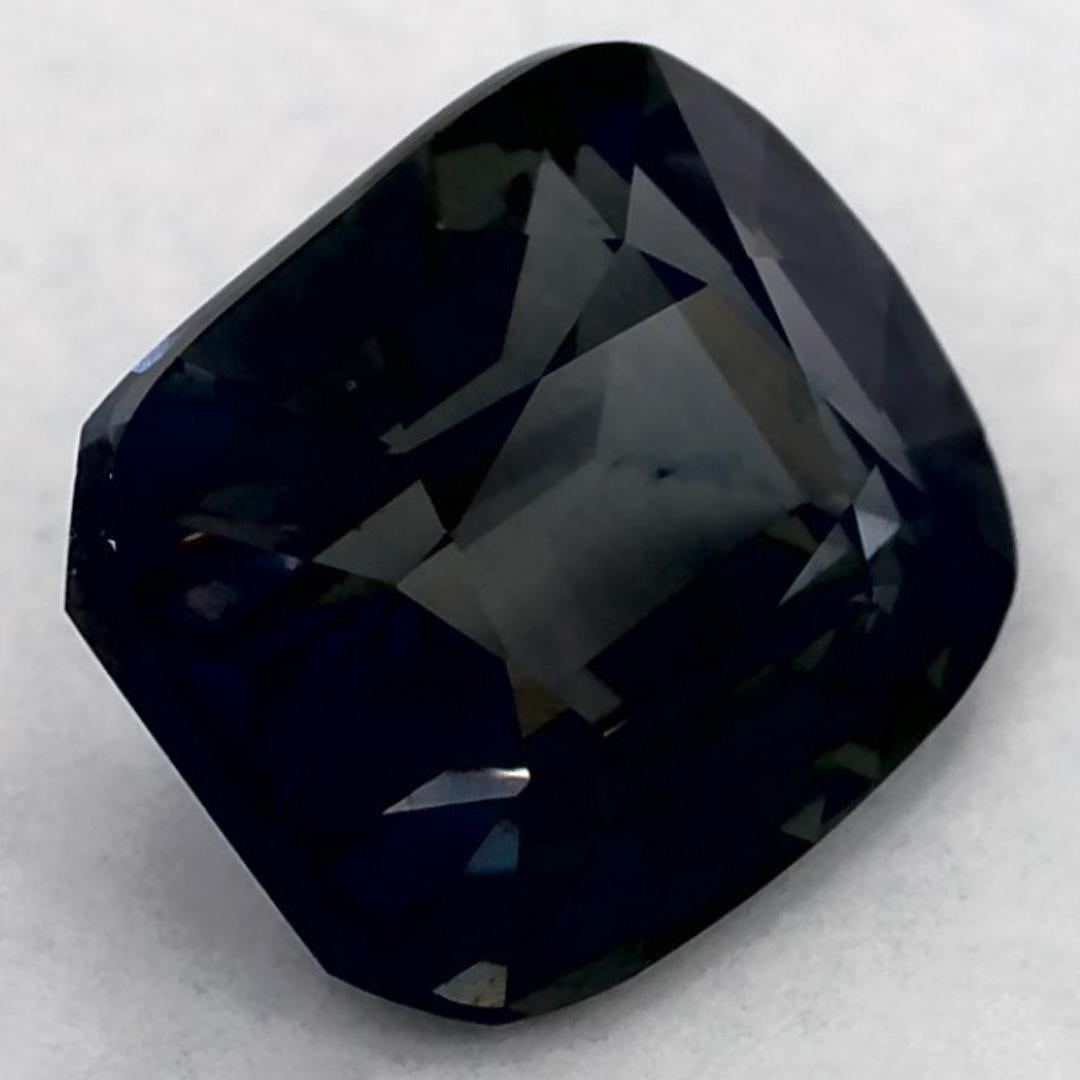Questo zaffiro blu naturale offre eleganza e raffinatezza. Grazie al suo grazioso tono di colore, alla sua limpidezza e al suo carattere naturale, questo zaffiro è una scelta eccellente per creare gioielli su misura come anelli di fidanzamento,