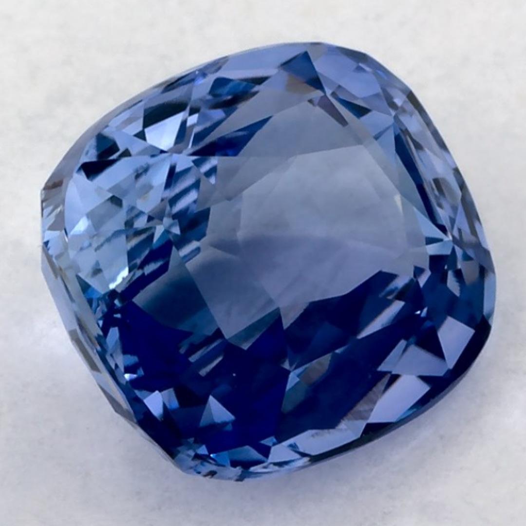 Ce saphir bleu naturel offre élégance et sophistication. Avec sa riche saturation des couleurs et sa coupe précise, il constitue la pièce maîtresse parfaite pour une bague de fiançailles ou une conception de bijoux de luxe.

Ce saphir provient du
