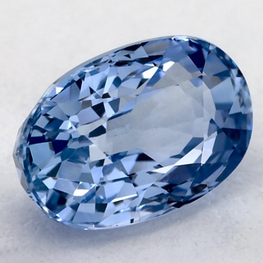 Este zafiro azul natural ofrece elegancia y sofisticación. Con su rica saturación de color y su corte preciso, es la pieza central perfecta para un anillo de compromiso o un diseño de joyería de lujo.

Este zafiro es originario de Sri Lanka