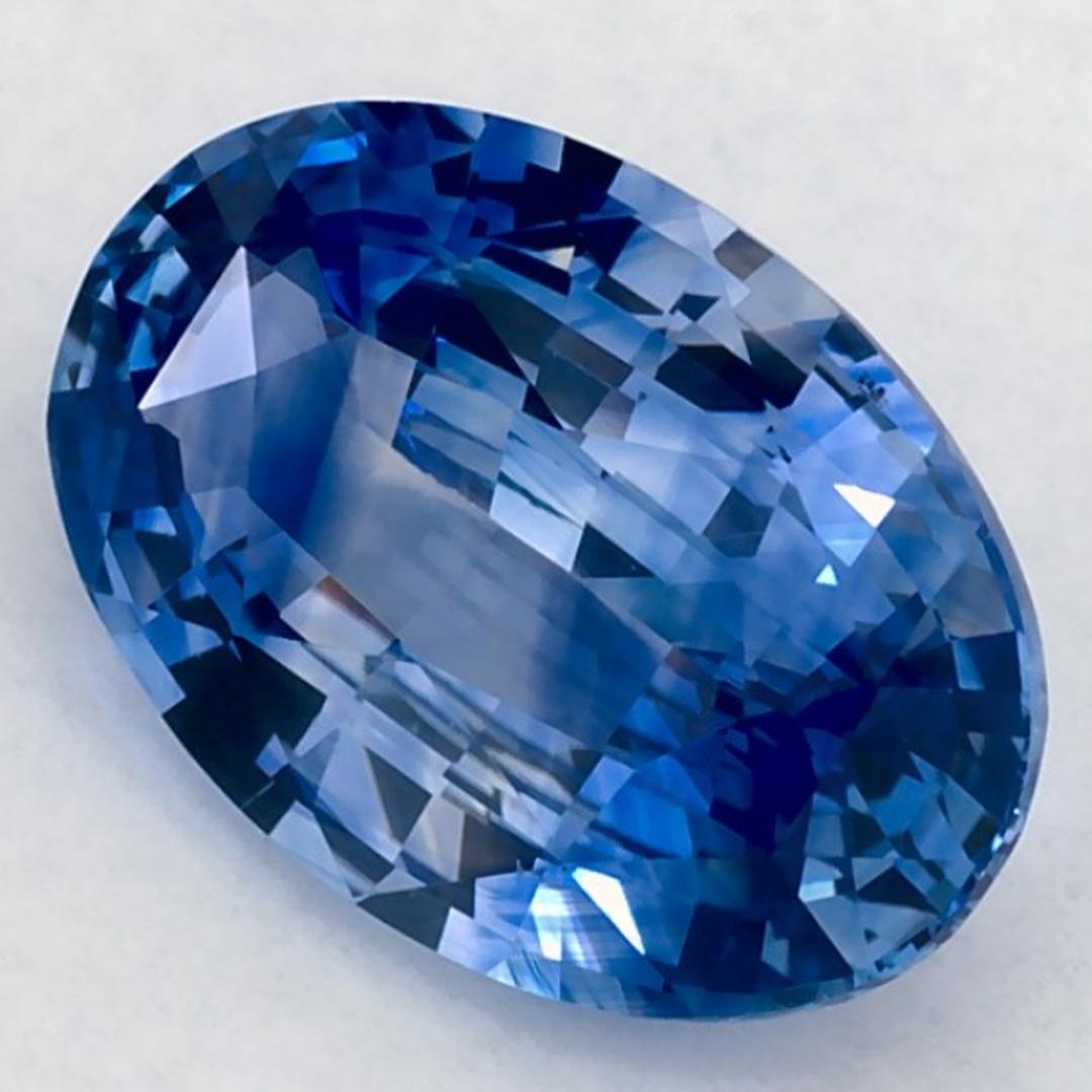 Questo zaffiro blu naturale offre eleganza e raffinatezza. Con la sua ricca saturazione del colore e il taglio preciso, è il centro perfetto per un anello di fidanzamento o per un design di gioielli di lusso.

Questo zaffiro proviene dallo Sri Lanka