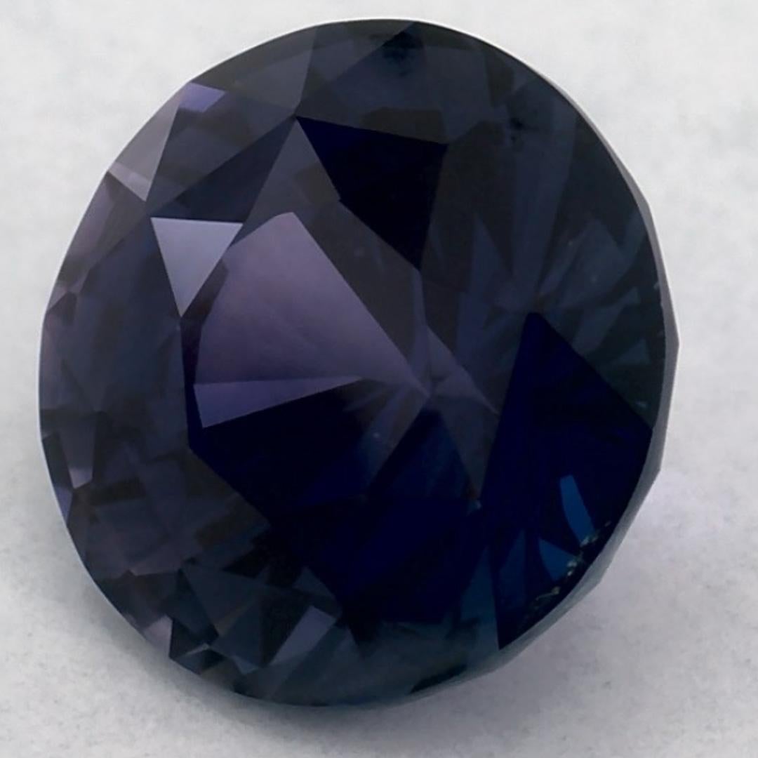 Este zafiro azul natural ofrece elegancia y sofisticación. Con su rica saturación de color y su corte preciso, es la pieza central perfecta para un anillo de compromiso o un diseño de joyería de lujo.

Este zafiro procede de Sri Lanka (Ceilán),
