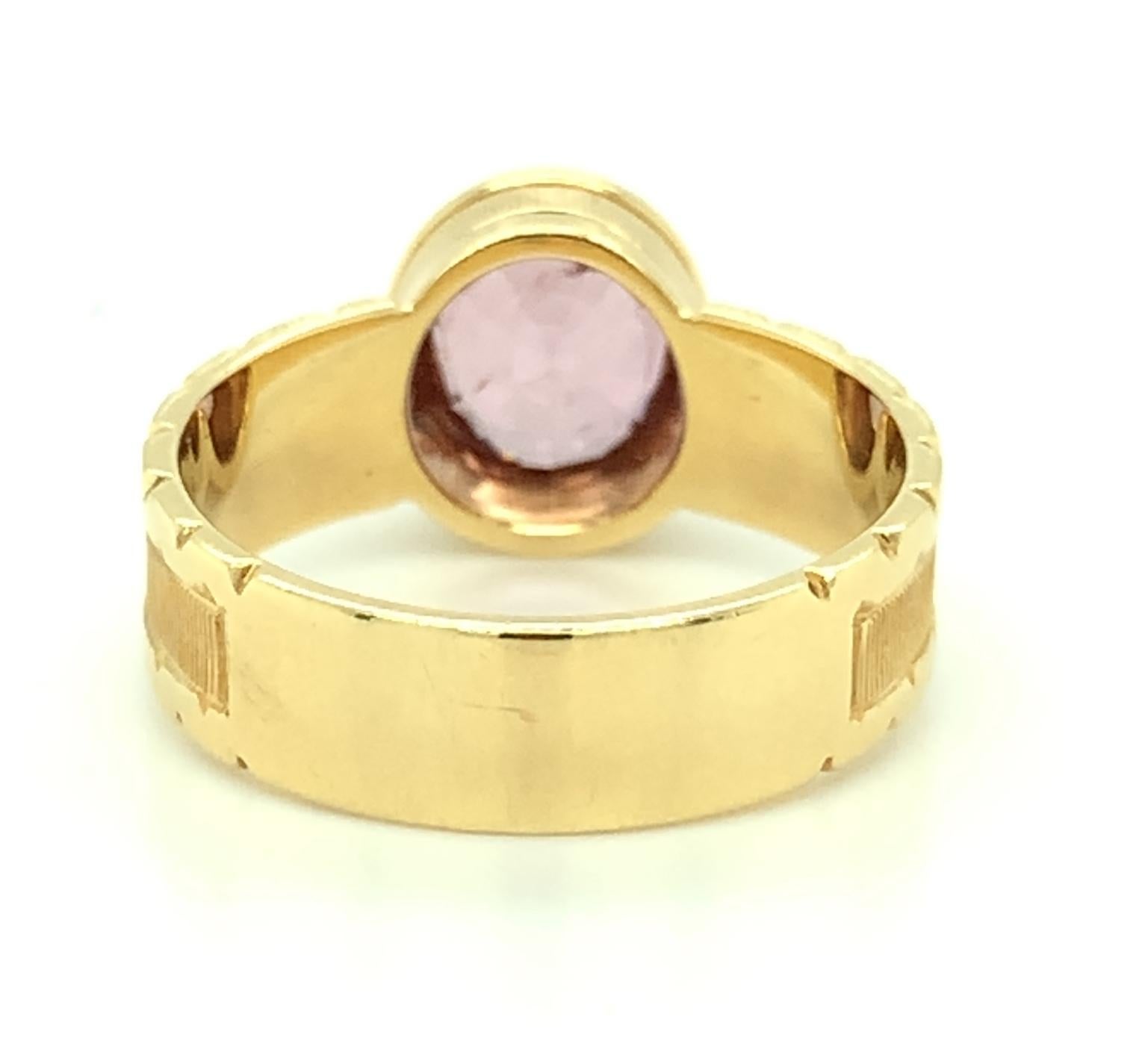Women's or Men's 2.03 ct. Pink Spinel Band Ring in 18k Yellow Gold   For Sale