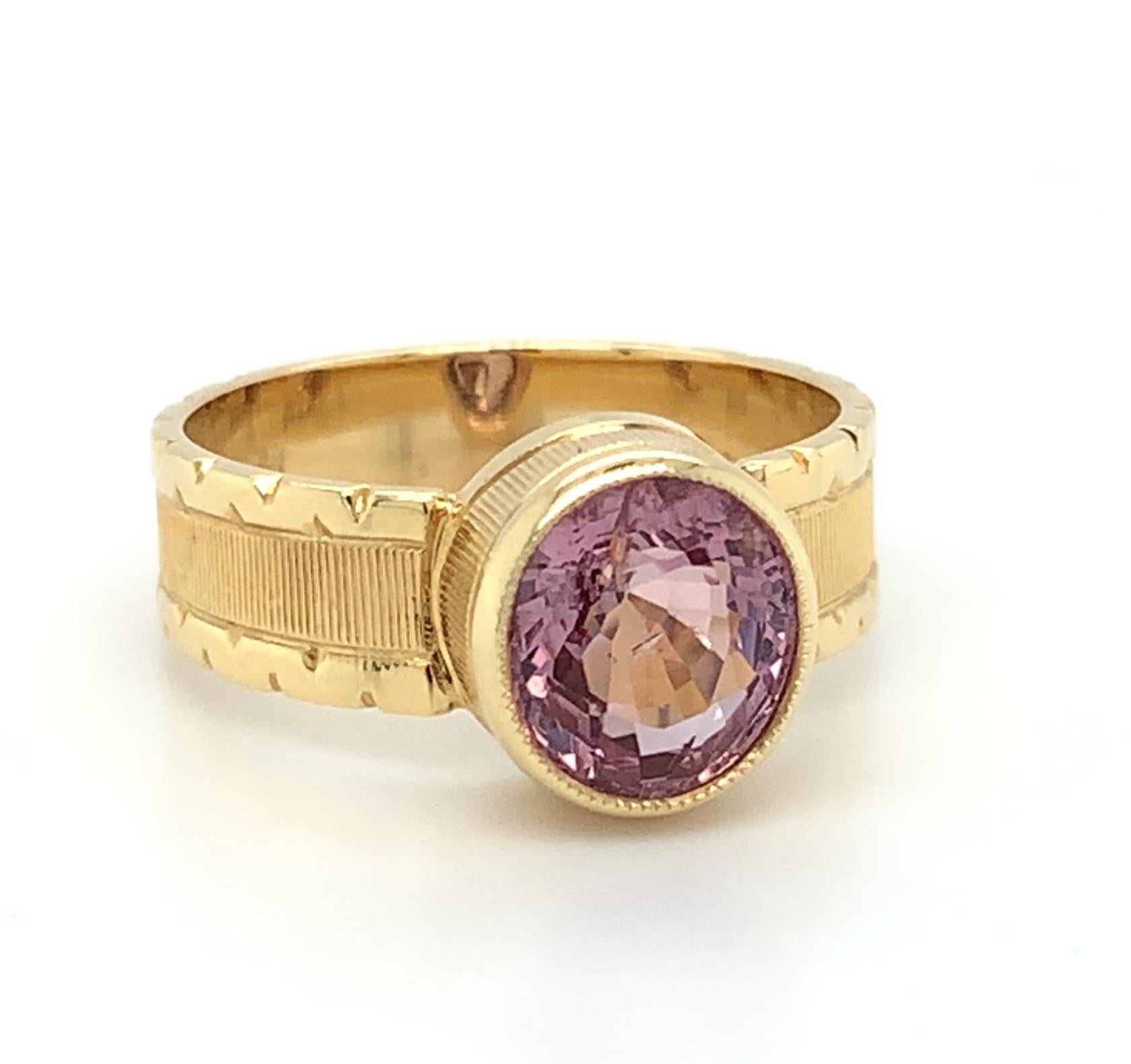 2.03 ct. Pink Spinel Band Ring in 18k Yellow Gold   For Sale 2