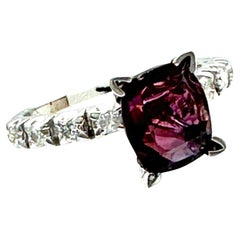 Bague avec saphir violet rougeâtre 2,03 carats et diamants