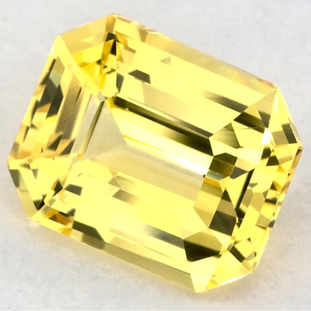 Este zafiro amarillo natural ofrece elegancia y sofisticación. Con su rica saturación de color y su corte preciso, es la pieza central perfecta para un anillo de compromiso o un diseño de joyería de lujo.

Este zafiro procede de Sri Lanka (Ceilán),