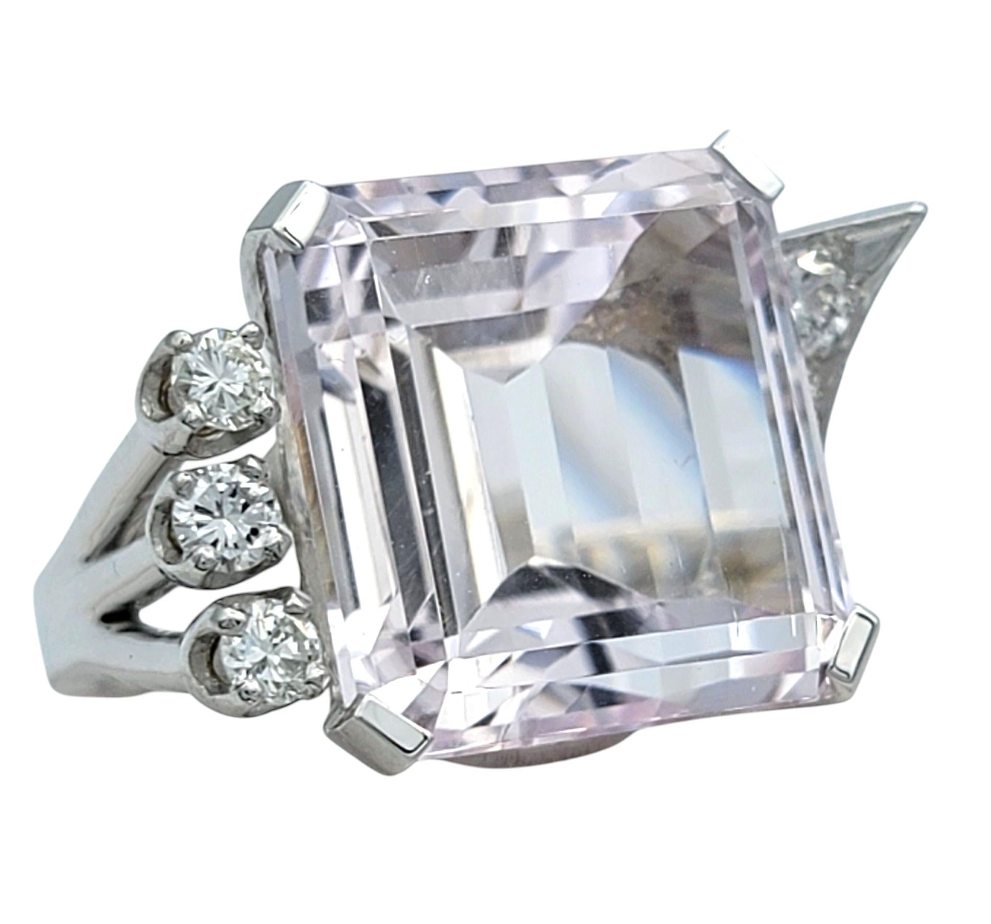 20,32 Karat Quadratischer Kunzit-Cocktailring mit Diamanten im Smaragdschliff aus 14 Karat Gold (Zeitgenössisch) im Angebot