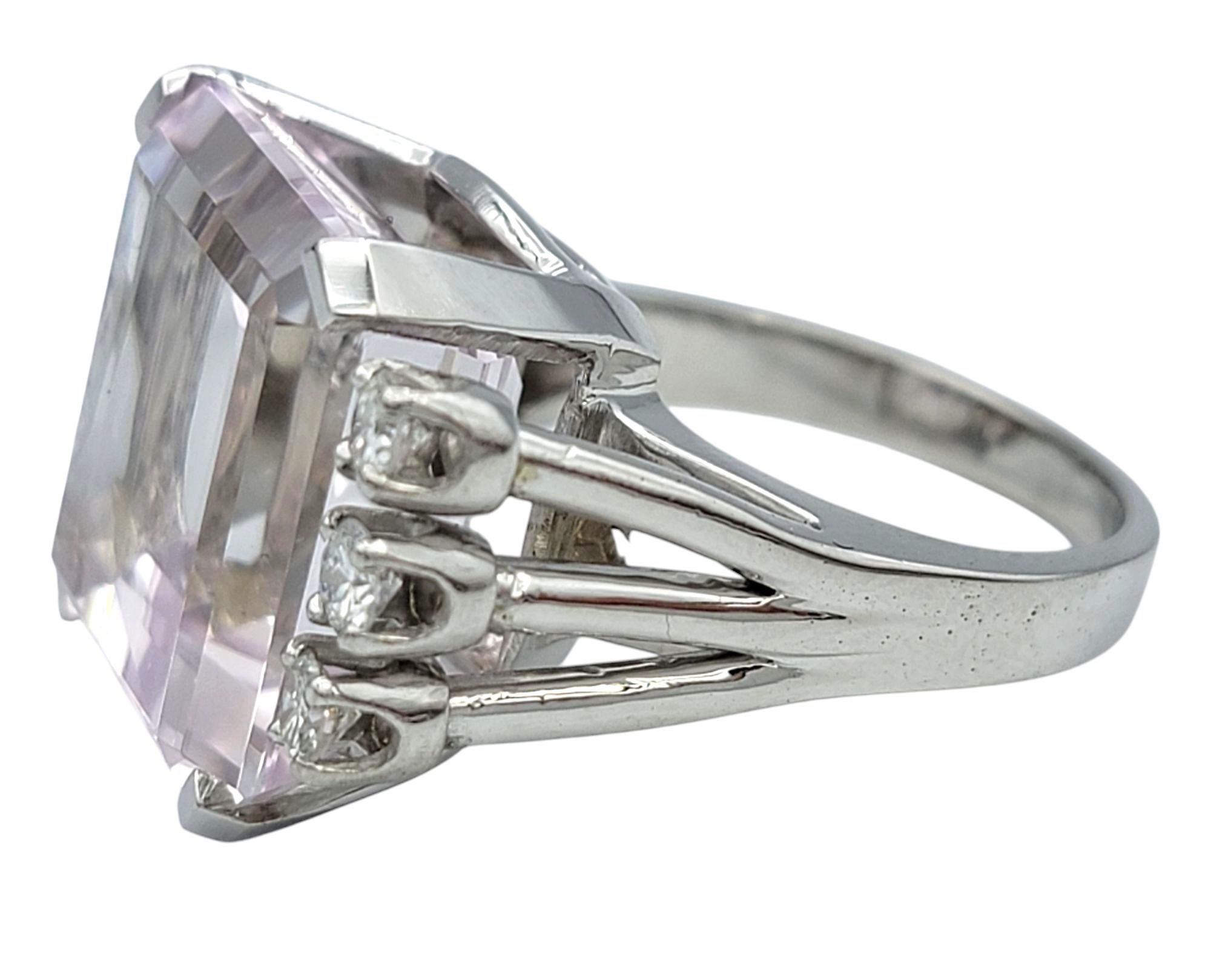 20,32 Karat Quadratischer Kunzit-Cocktailring mit Diamanten im Smaragdschliff aus 14 Karat Gold im Angebot 1