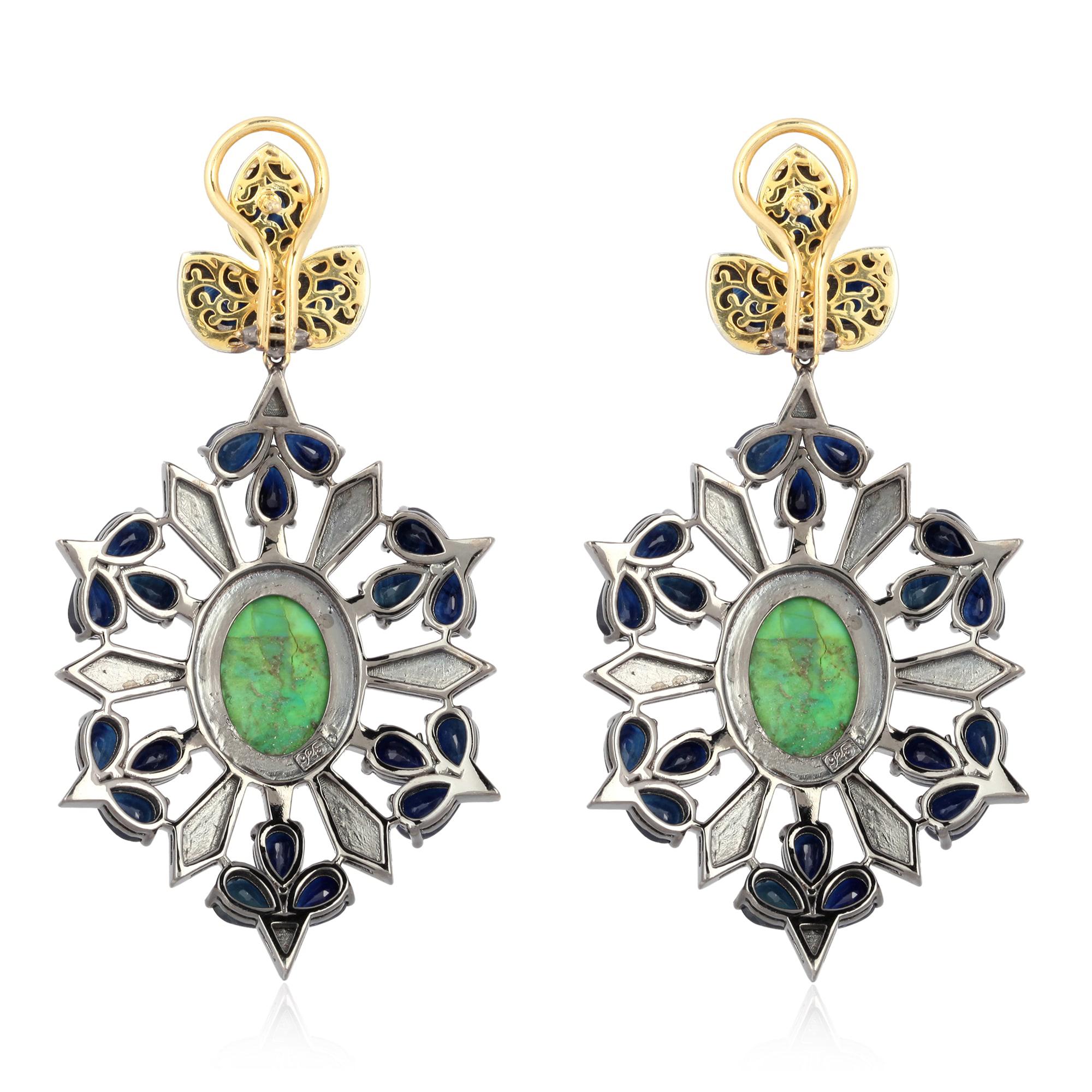 Realizzati in oro 18 carati e argento sterling, questi splendidi orecchini a goccia sono incastonati con 20,33 carati di zaffiro blu, 6,3 carati di turchese e 2,67 carati di diamanti scintillanti. 

SEGUI  Visita la vetrina di Meghna Jewels per