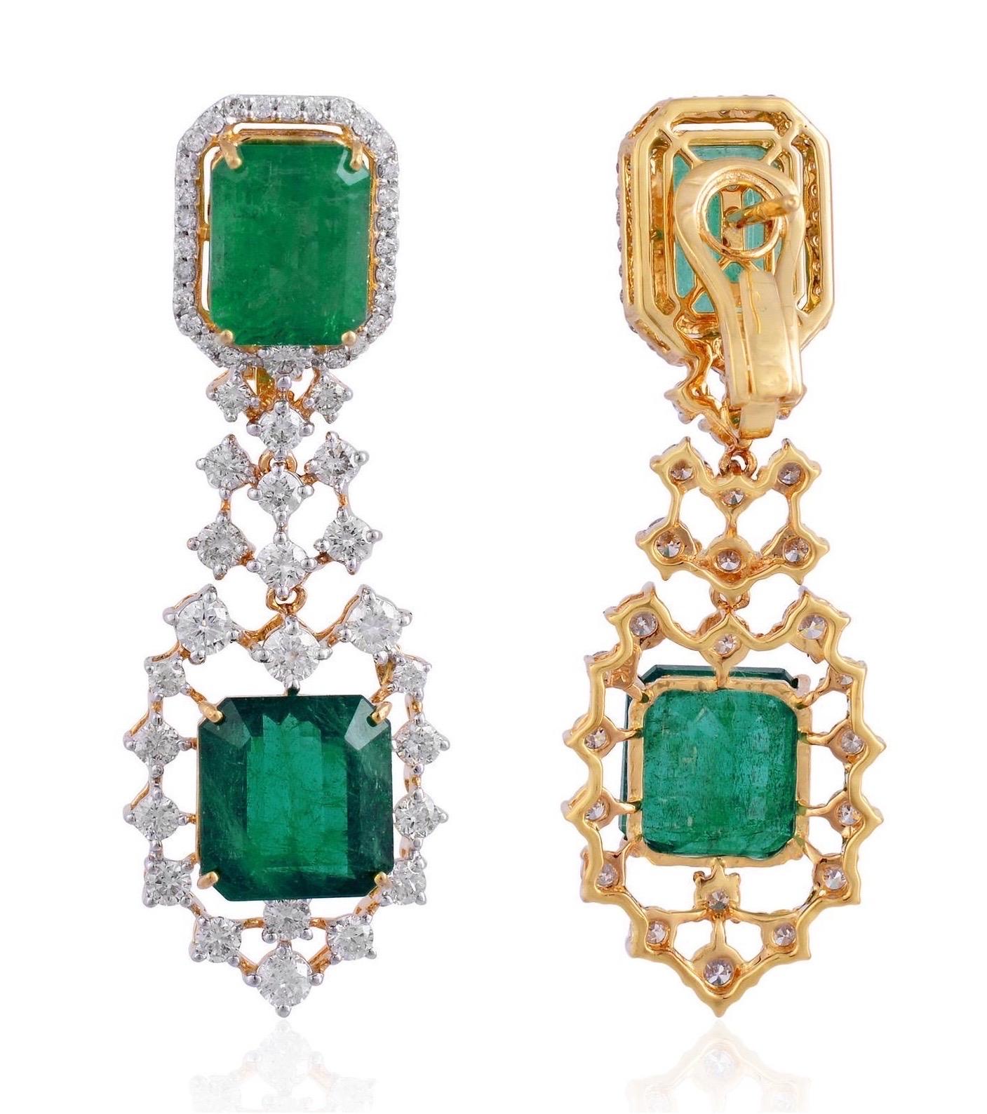 20,35 Karat Smaragd-Diamant-Ohrringe aus 18 Karat Gold (Moderne) im Angebot