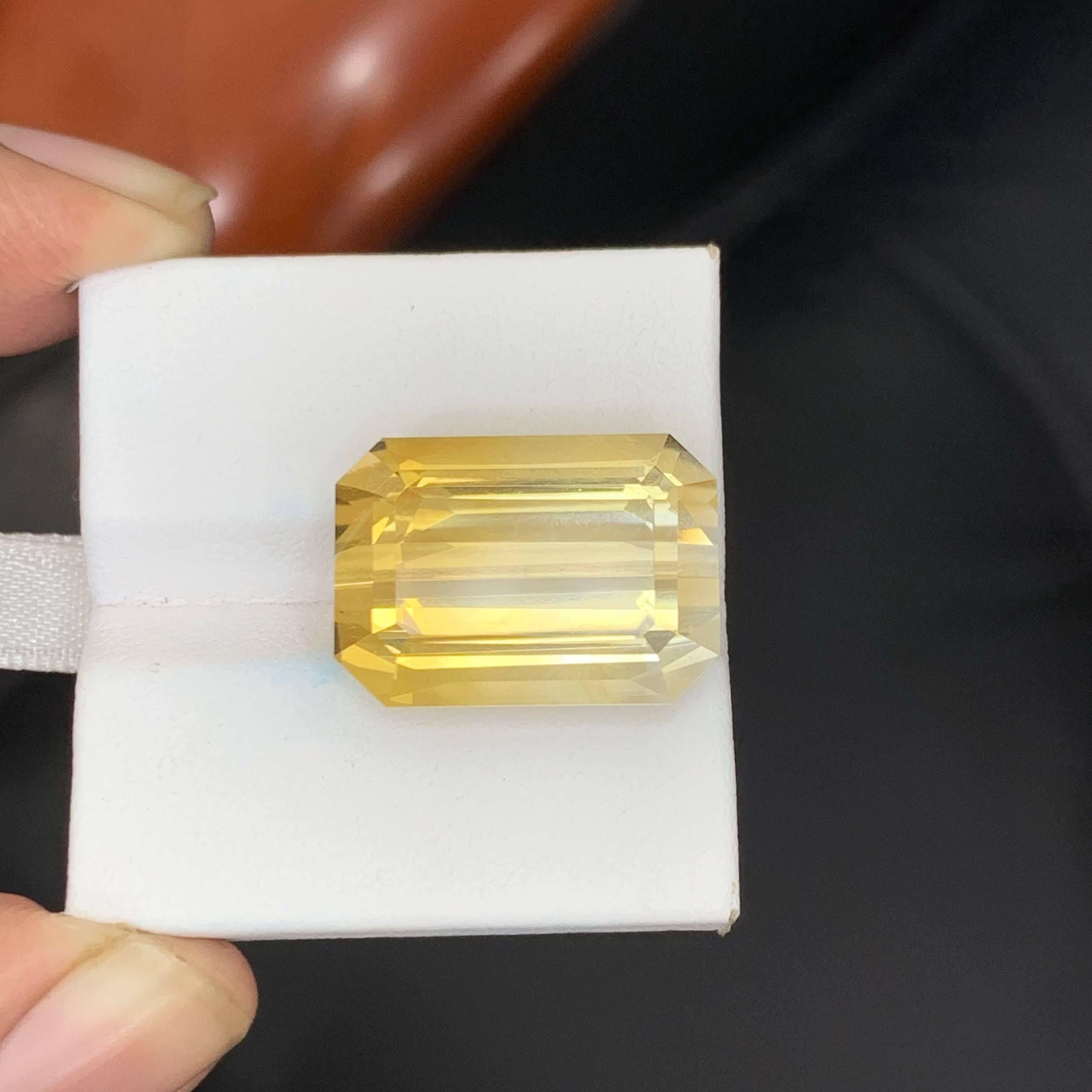 20.35 Carat Natural Loose Bicolor Yellow Citrine Emerald Cut Brazilian Gemstone in vendita 4