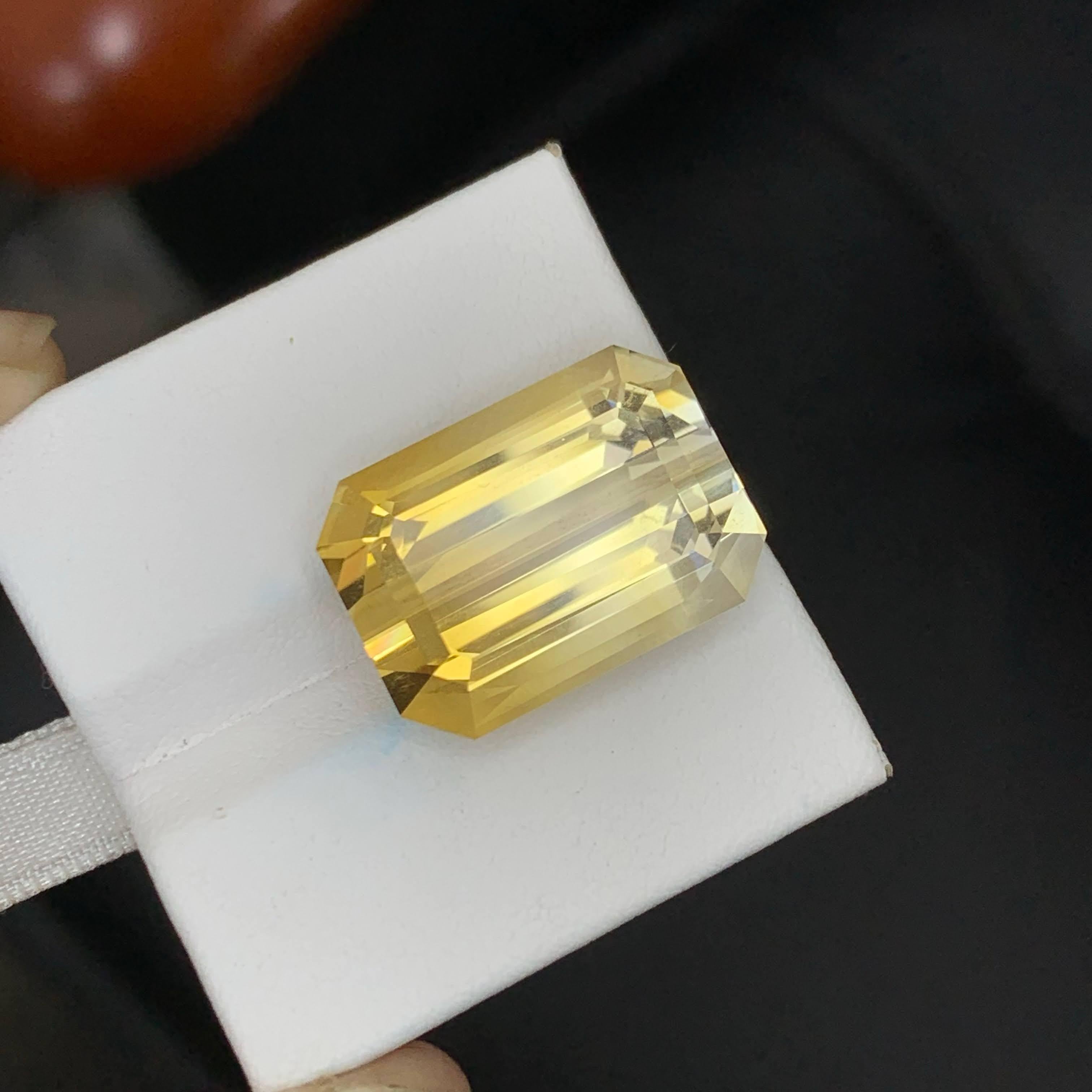 Moderno 20.35 Carat Natural Loose Bicolor Yellow Citrine Emerald Cut Brazilian Gemstone in vendita