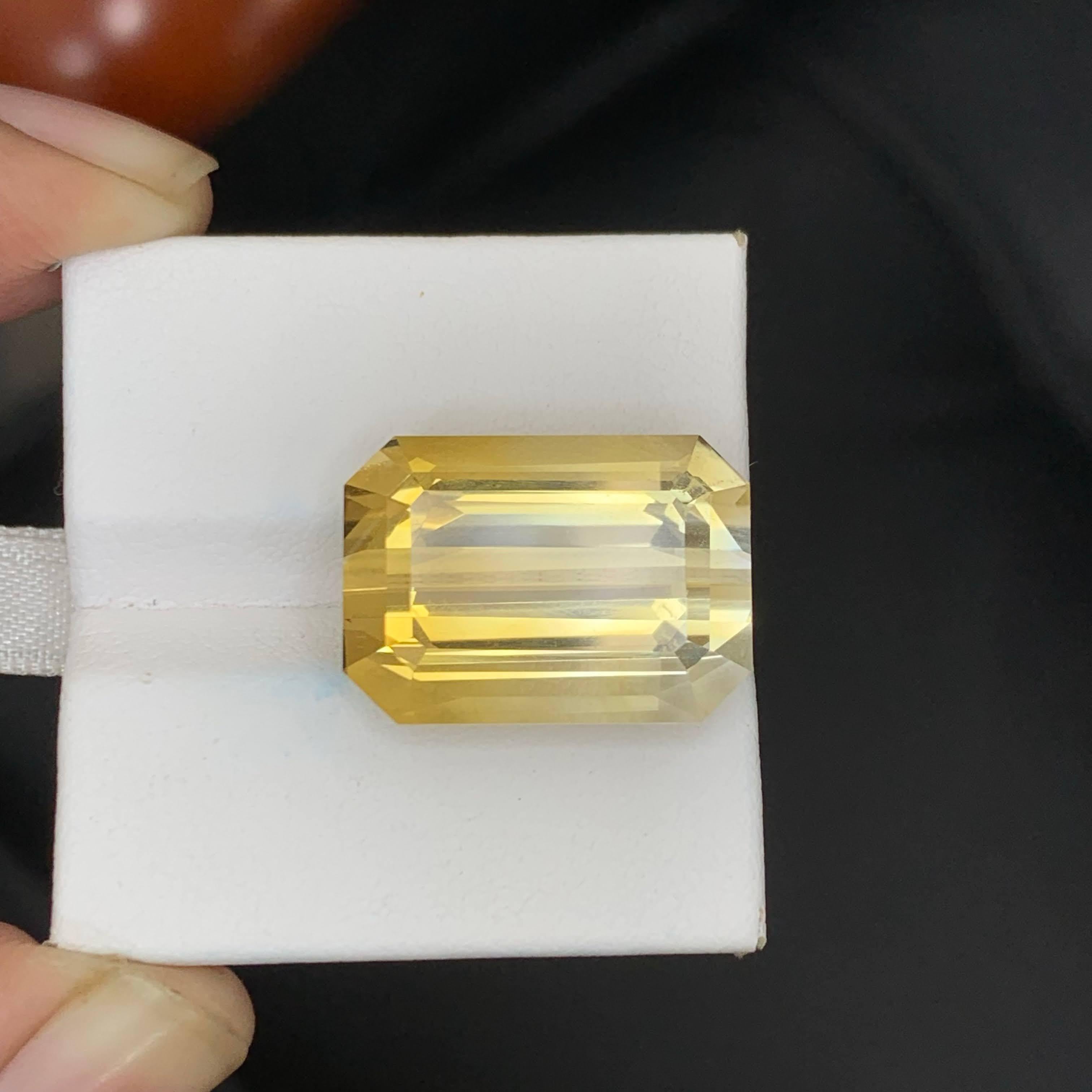 Taglio smeraldo 20.35 Carat Natural Loose Bicolor Yellow Citrine Emerald Cut Brazilian Gemstone in vendita